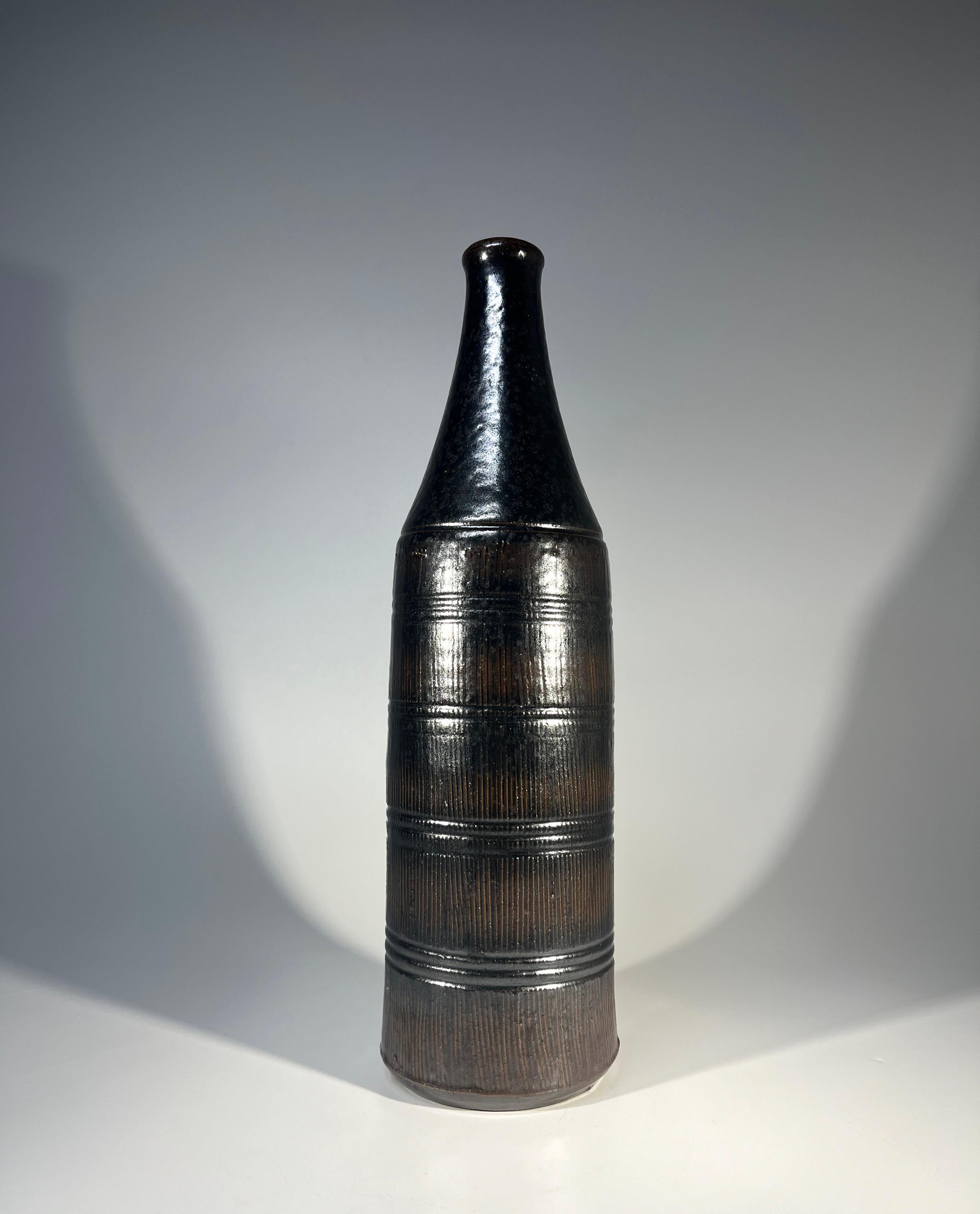 Suédois Arthur Andersson For Wallåkra, Suède, Vase bouteille en grès à glaçure foncée intense en vente