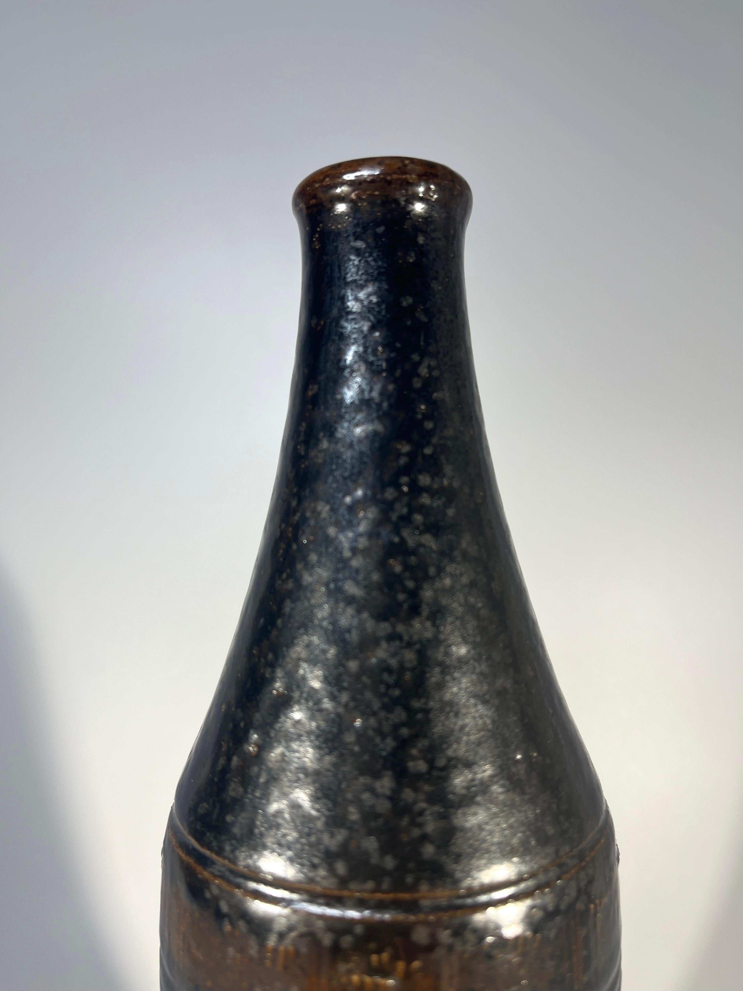 Vernissé Arthur Andersson For Wallåkra, Suède, Vase bouteille en grès à glaçure foncée intense en vente
