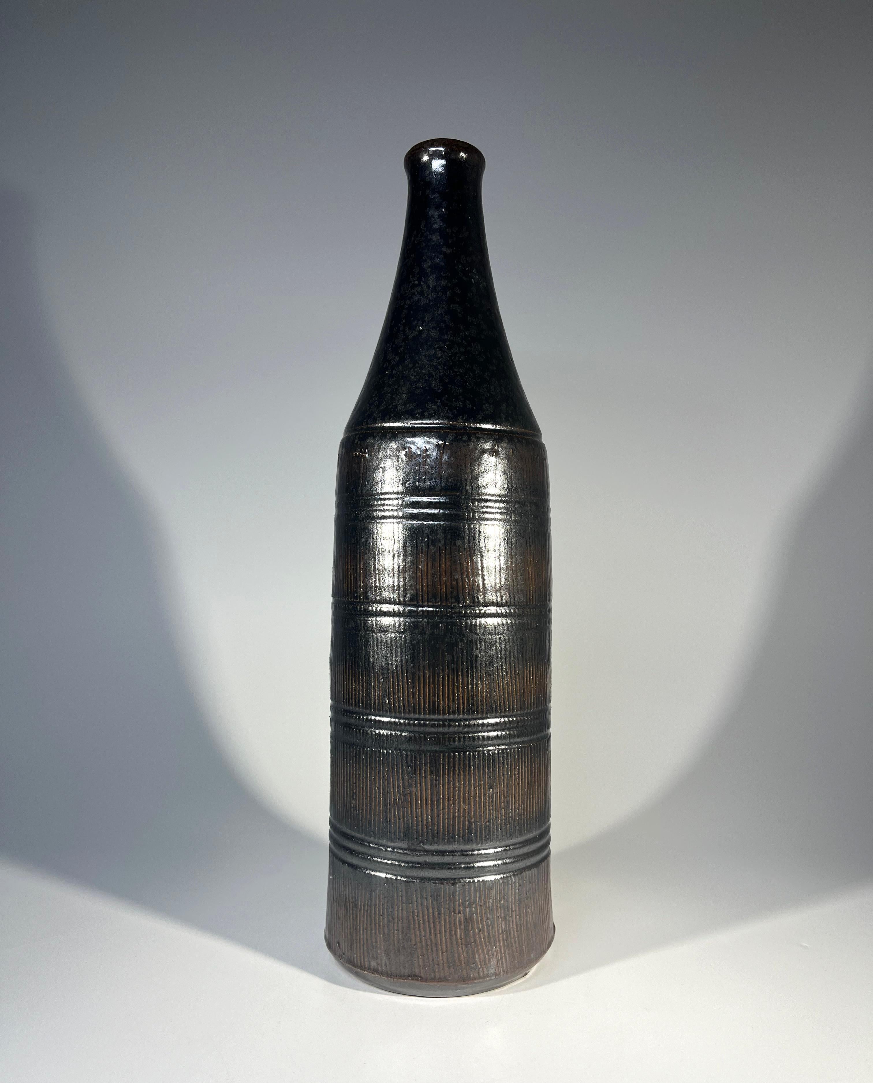 Milieu du XXe siècle Arthur Andersson For Wallåkra, Suède, Vase bouteille en grès à glaçure foncée intense en vente