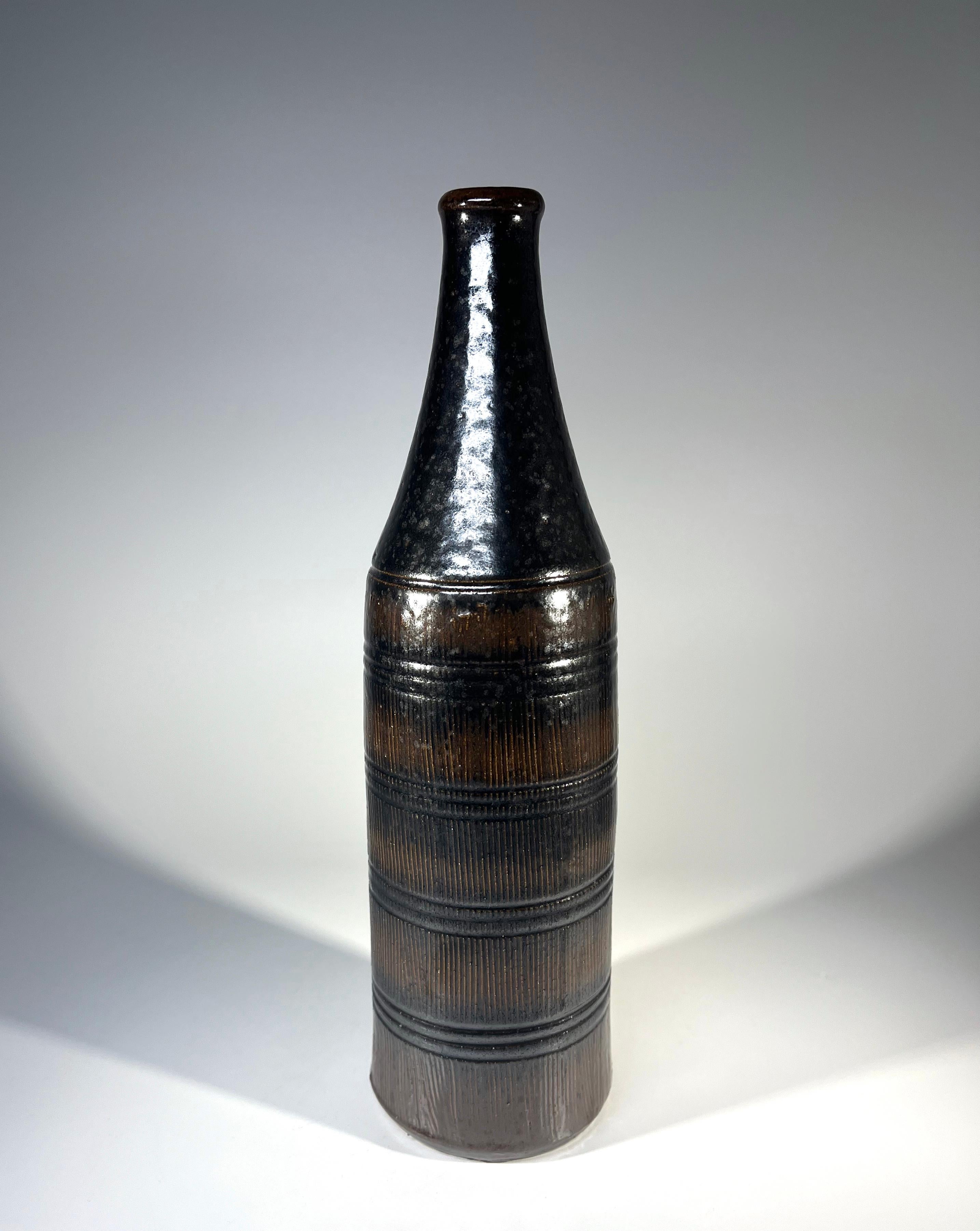 Grès Arthur Andersson For Wallåkra, Suède, Vase bouteille en grès à glaçure foncée intense en vente