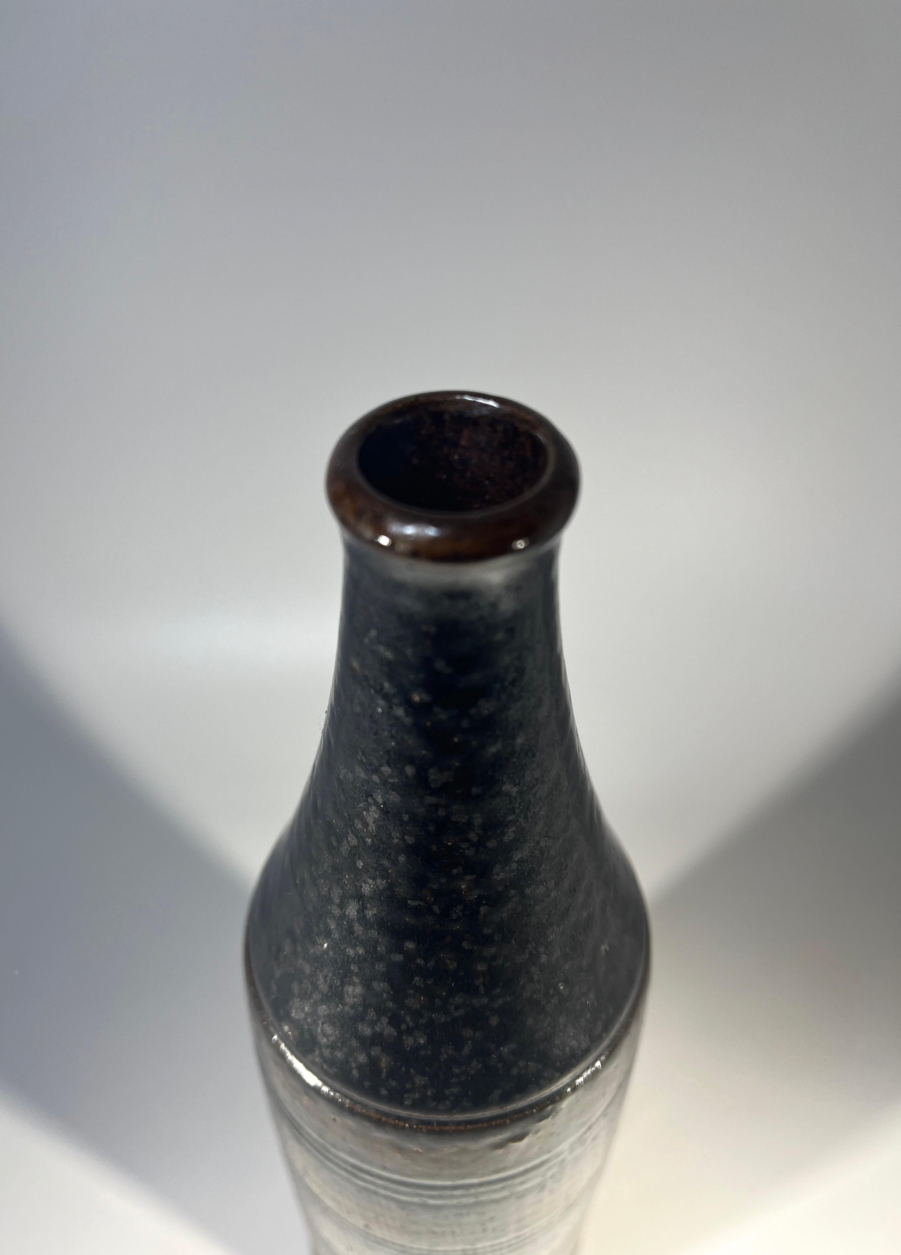 Arthur Andersson For Wallåkra, Suède, Vase bouteille en grès à glaçure foncée intense en vente 1
