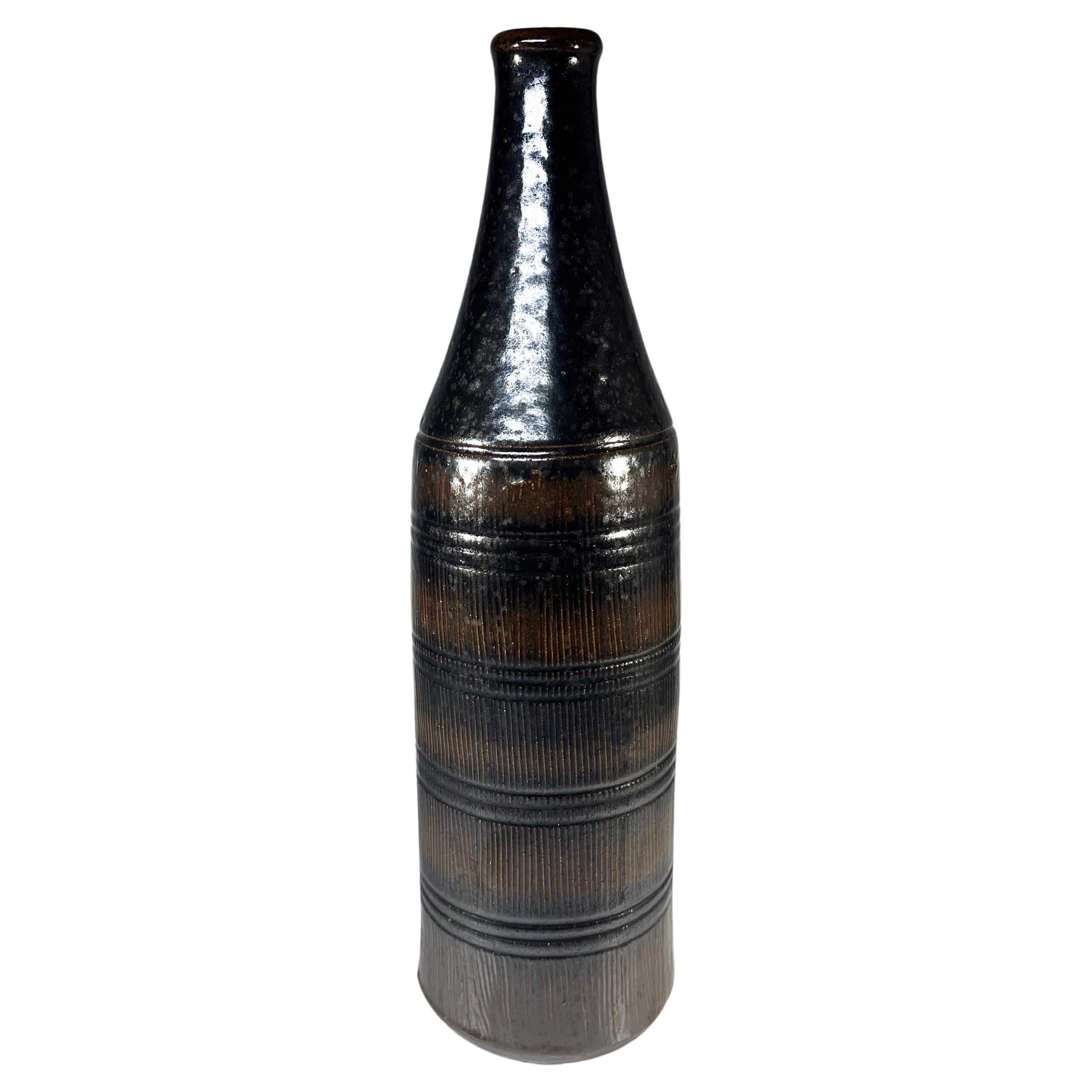 Arthur Andersson For Wallåkra, Suède, Vase bouteille en grès à glaçure foncée intense en vente