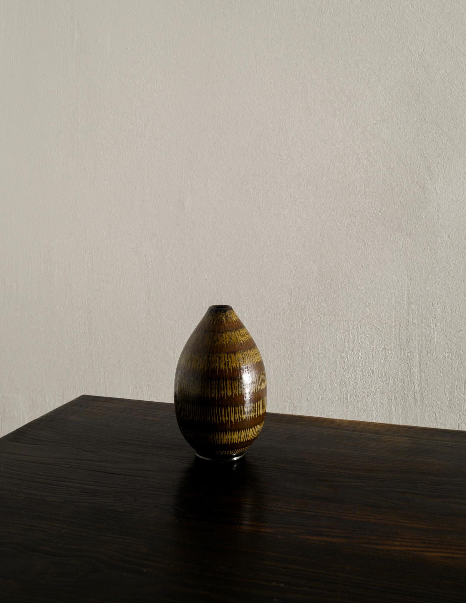 Rare mid century ceramic stonewar brown vase by Arthur Andersson for Wallåkra produced in the 1940s. In good vintage condition. Signed. 

Dimensions: H: 17 cm Diameter: 10 cm 