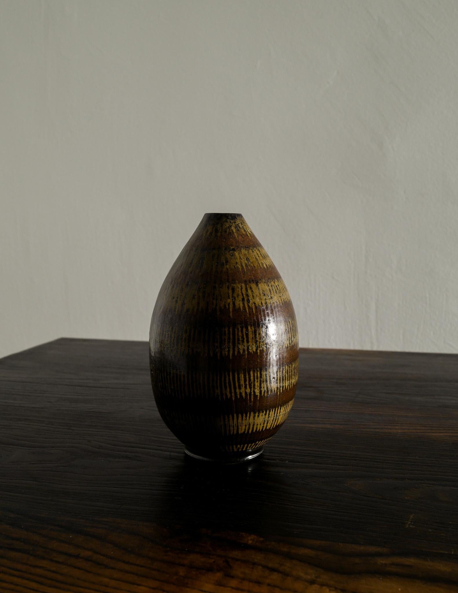 Arthur Andersson Mid Century Ceramic Stoneware Vase Produced by Wallåkra, 1940s  In Good Condition For Sale In Stockholm, SE