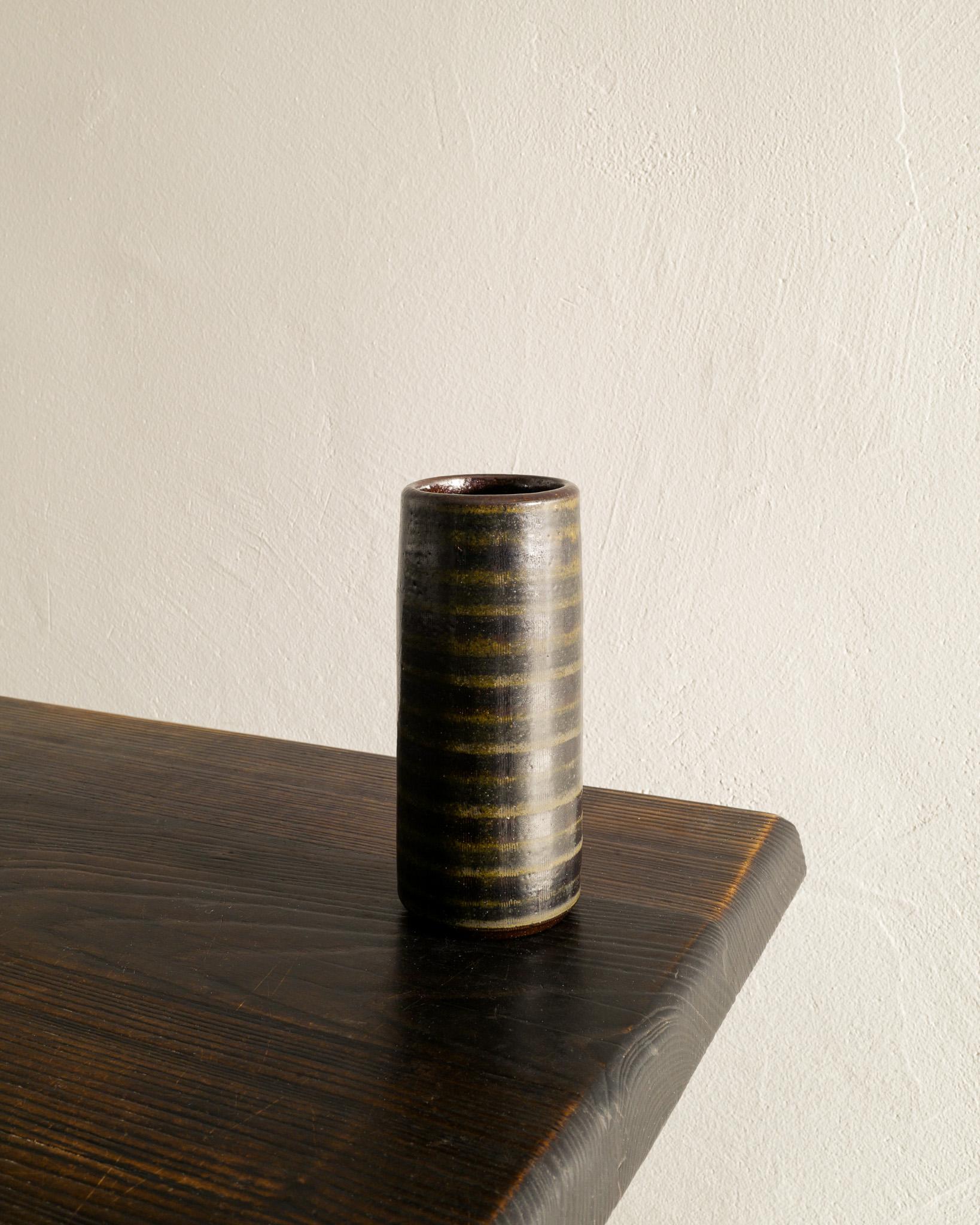 Rare vase cylindrique en céramique du milieu du siècle en émail vert foncé, brun et jaune par Arthur Andersson pour Wallåkra produit dans les années 1940. En bon état d'origine. Signé.

Dimensions : H : 17 cm / 6.7