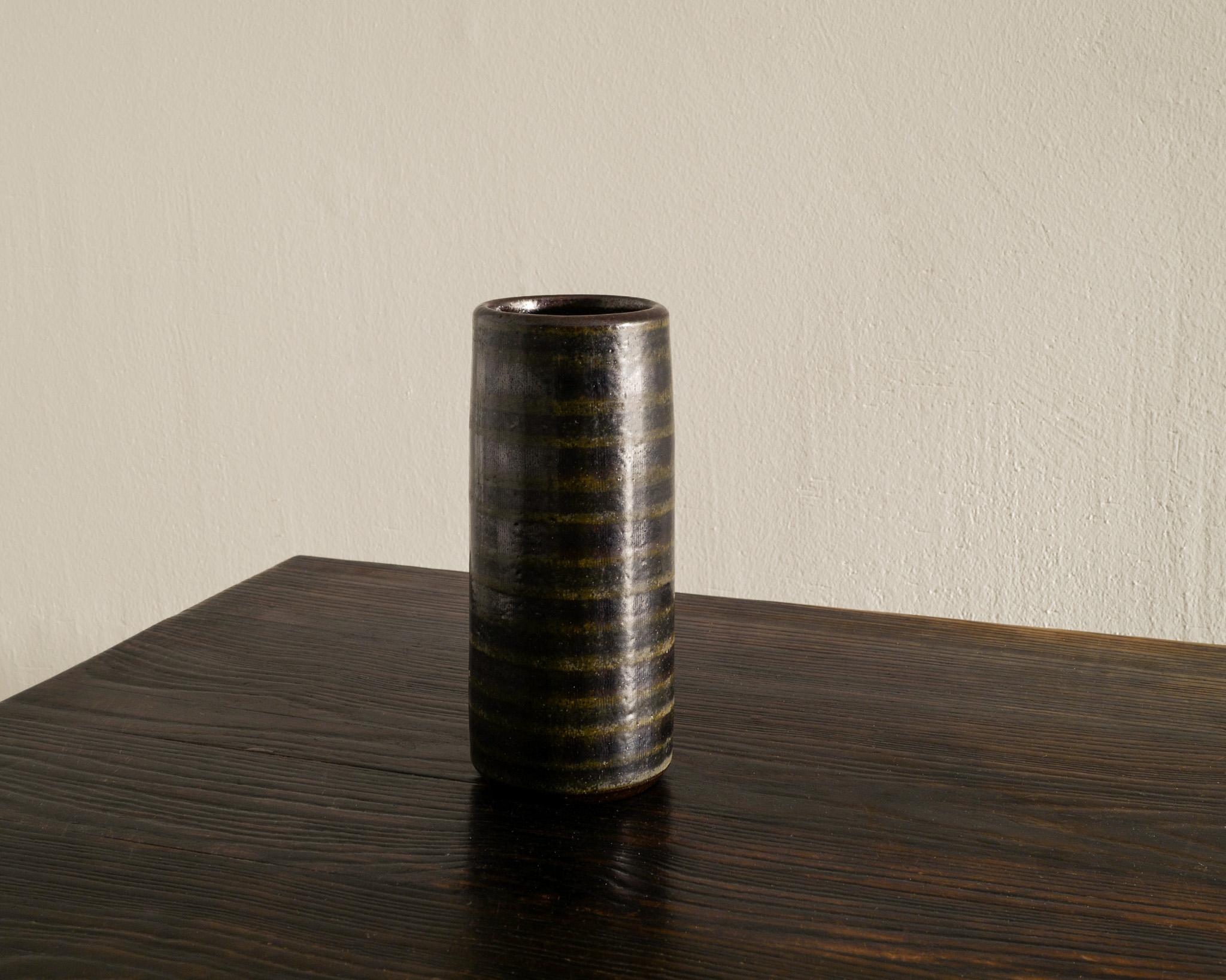 Arthur Andersson Mid Century Cylinder Ceramic Vase Produced by Wallåkra, 1940s In Good Condition For Sale In Stockholm, SE