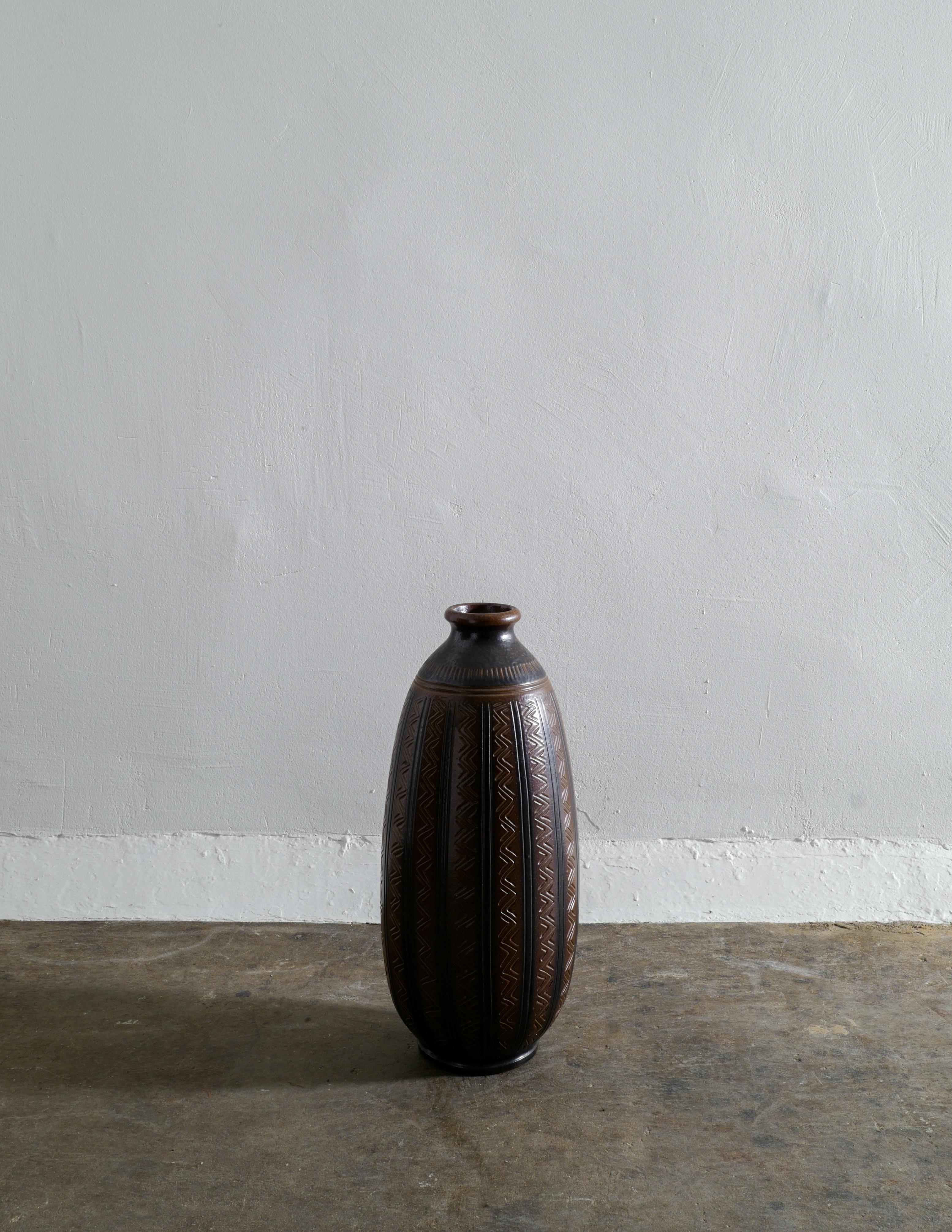 Rare floor vase by Arthur Andersson produced by Wallåkra in 1953. Double signed at the bottom including the original purchase sticker. Vase is in excellent condition close to mint with minimal signs from use.