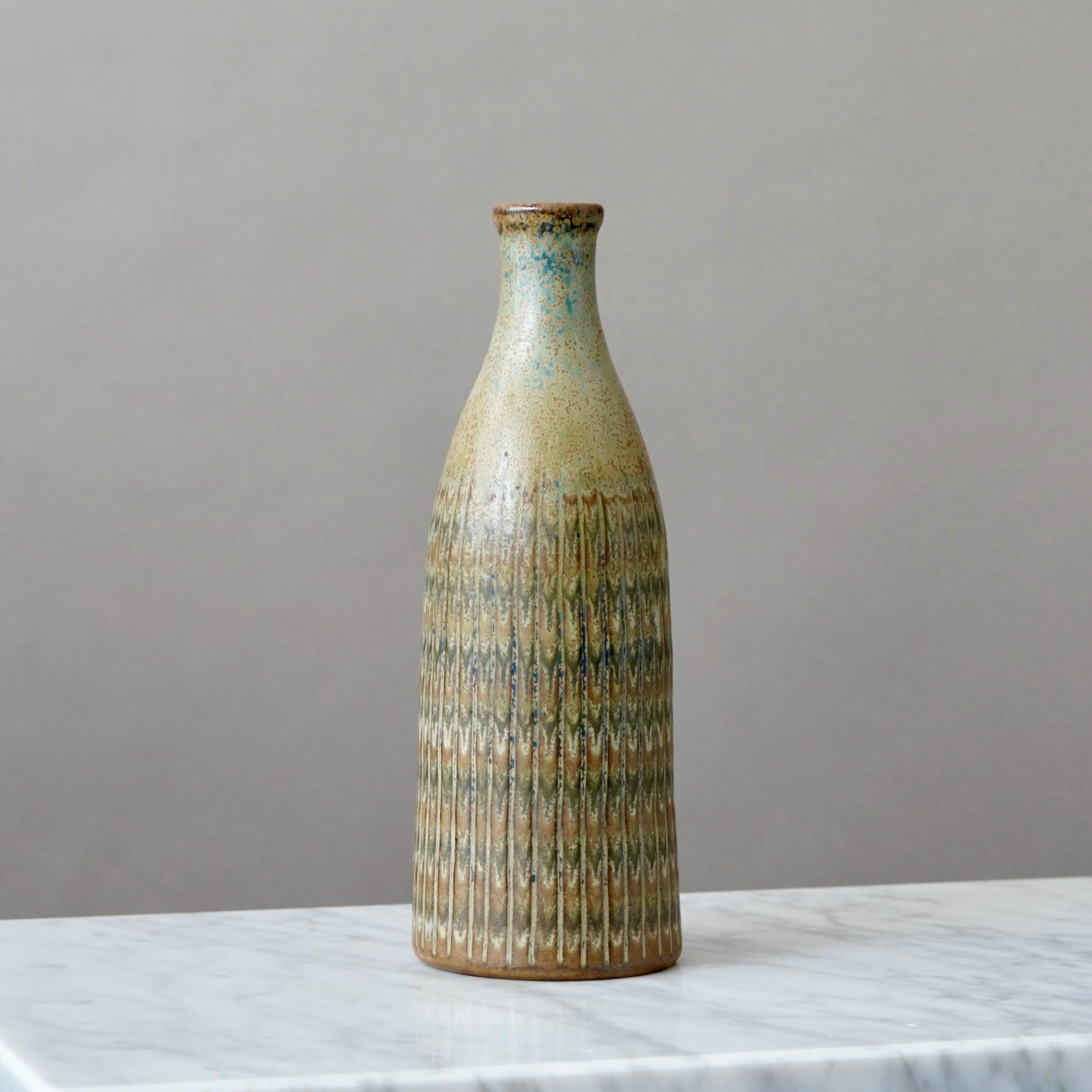 Un bellissimo vaso in gres con un'incredibile smaltatura. 
Realizzato da Arthur Andersson per Wallakra, Svezia, anni '50

Ottime condizioni. 
Marchio di fabbrica impresso 