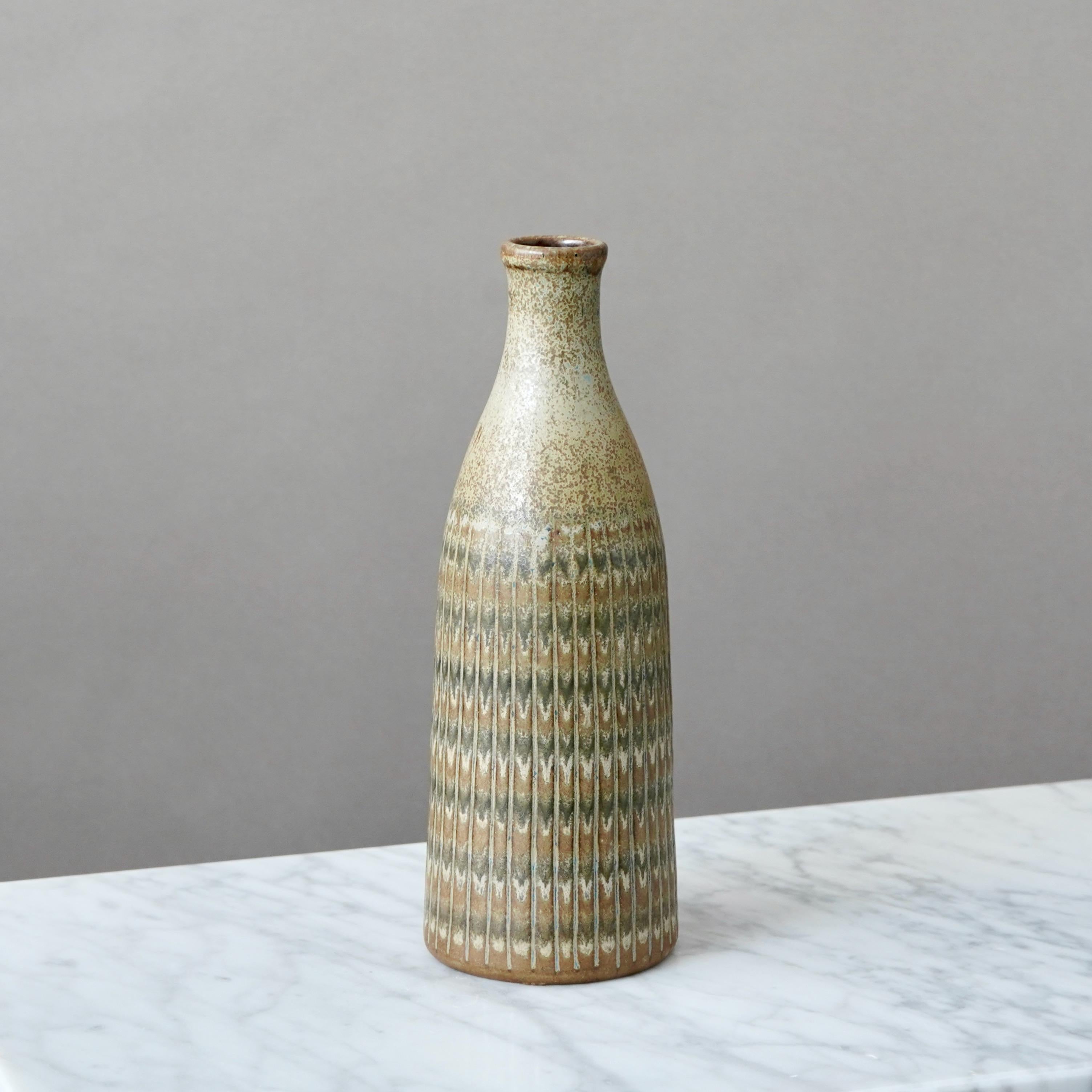 Intagliato Vaso in gres di metà secolo Arthur Andersson di Wallakra, Svezia, anni '50 in vendita