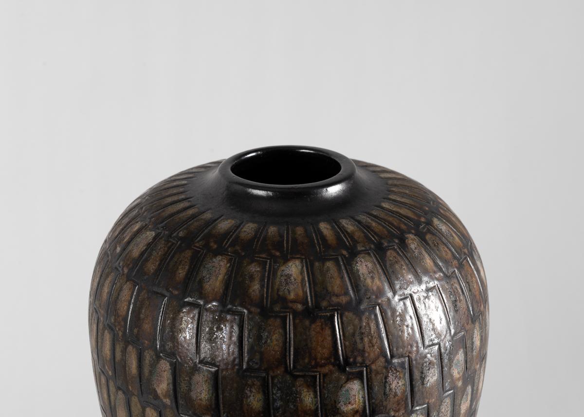 Créés par le céramiste suédois Arthur Andersson au milieu du XXe siècle, ces vases volumineux se distinguent par leur symétrie formelle et leurs motifs en bandes, souvent horizontaux ou verticaux, en forme de zigzags, de stries ou de