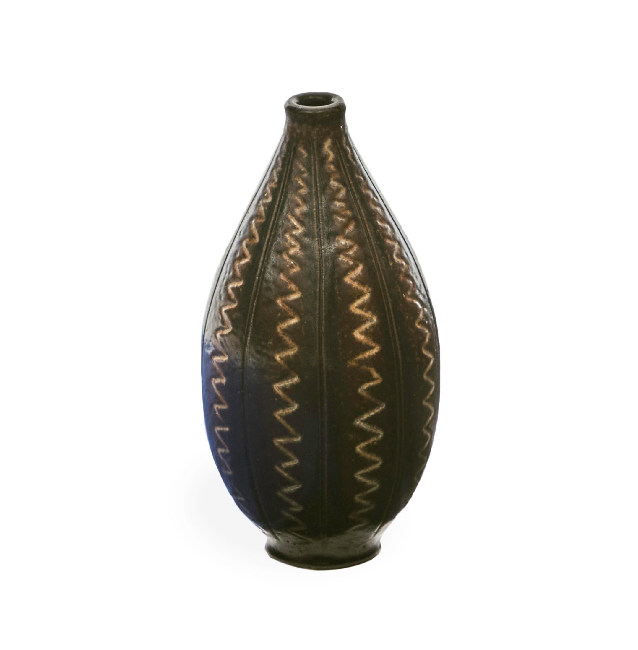 Créés par le céramiste suédois Arthur Andersson au milieu du XXe siècle, ces vases volumineux se distinguent par leur symétrie formelle et leurs motifs en bandes, qui se présentent souvent sous la forme de zigzags, de stries ou de vagues