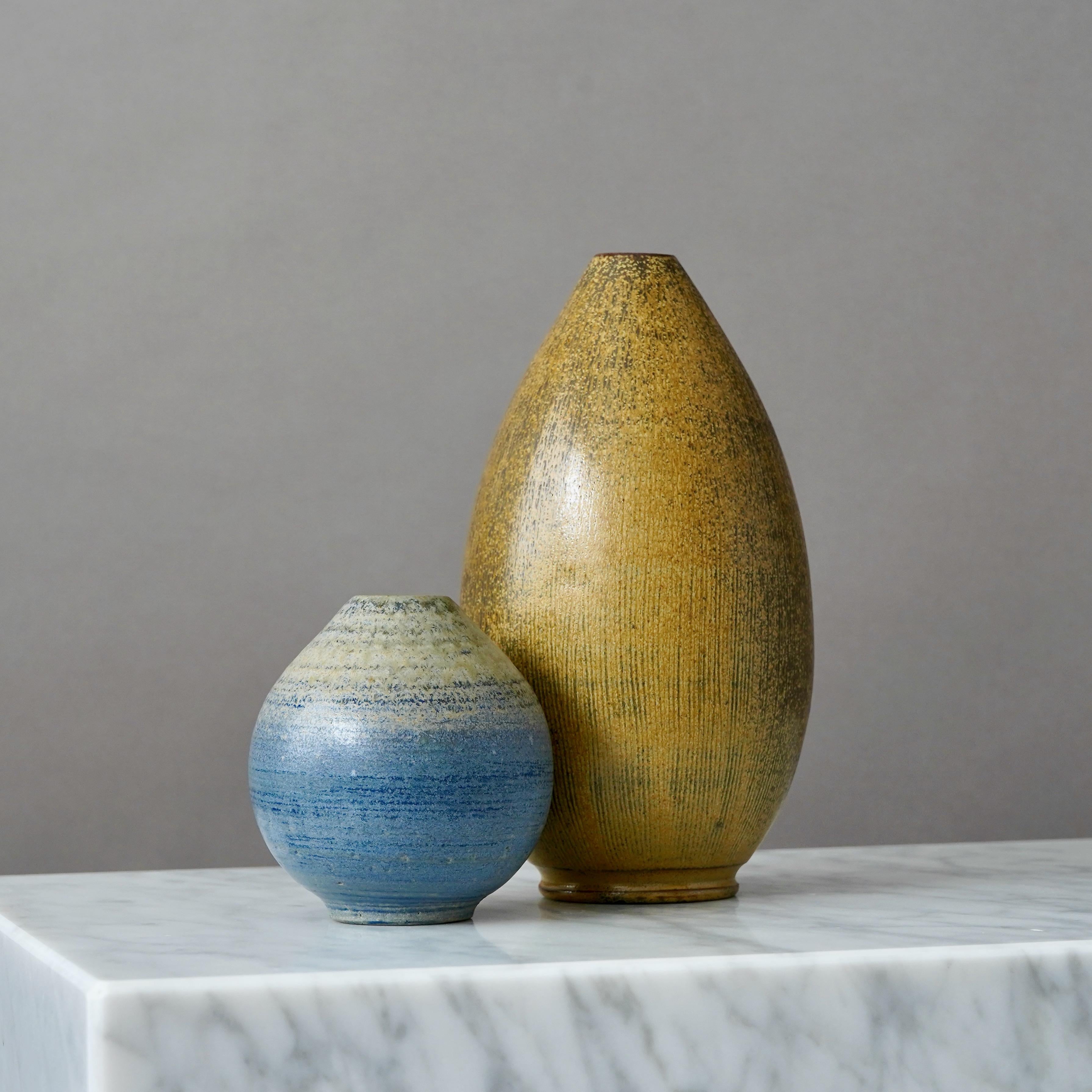 Un set di due bellissimi vasi in gres con smalti sorprendenti. 
Realizzato da Arthur Andersson per Wallakra, Svezia, anni '50

Ottime condizioni. 
Firma incisa 