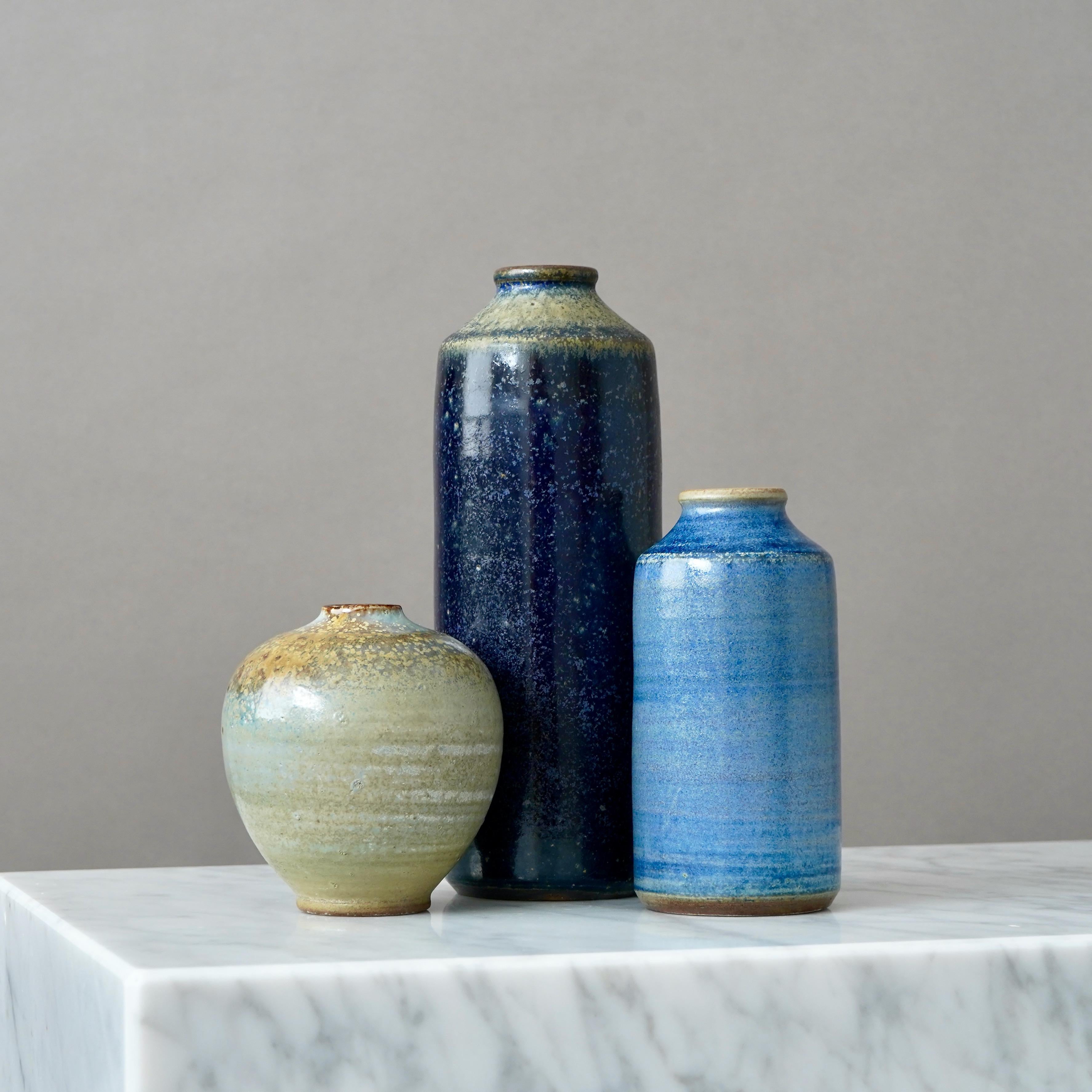 Un set di tre bellissimi vasi in gres con smalti sorprendenti. 
Realizzato da Arthur Andersson per Wallakra, Svezia, anni '50

Ottime condizioni. 
Firma incisa 