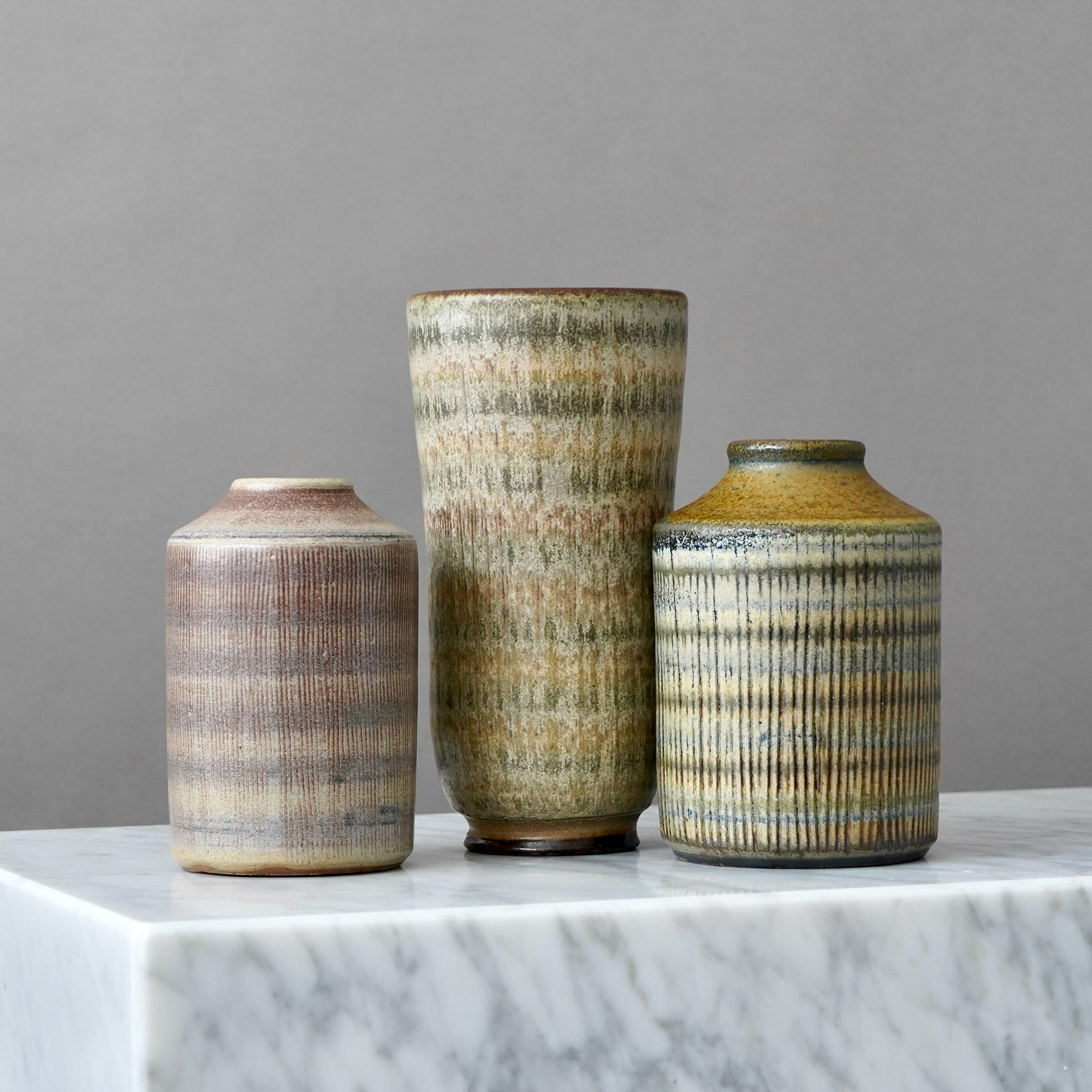Un set di tre bellissimi vasi in gres con smalti sorprendenti. 
Realizzato da Arthur Andersson per Wallakra, Svezia, anni '50

Ottime condizioni. 
Firma incisa 