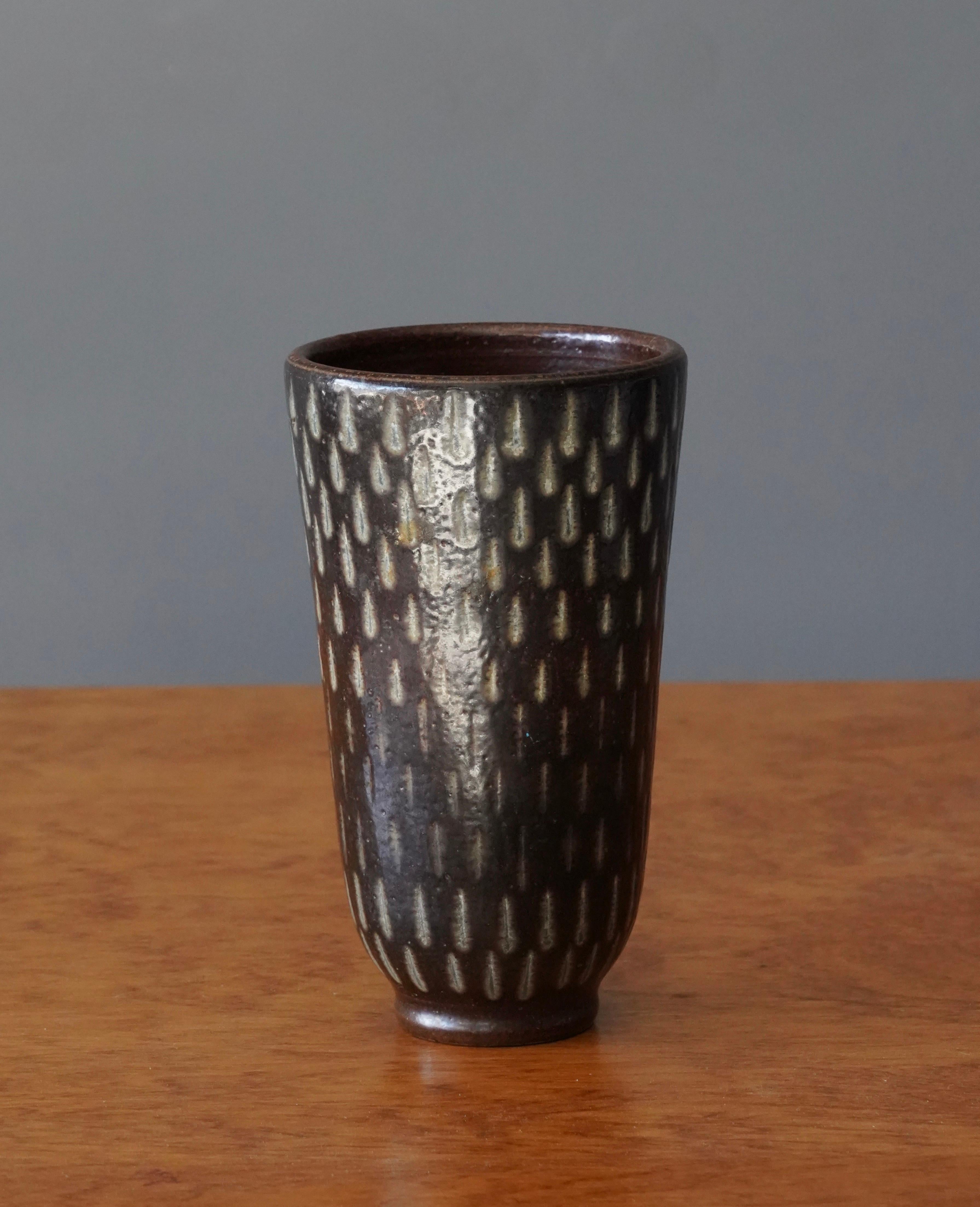 A vase, designed by Arthur Andersson, produced by Wallåkra Keramik, Sweden, 1950s.

Features fine incised ornamentation, brown and yellow salt glazed.

