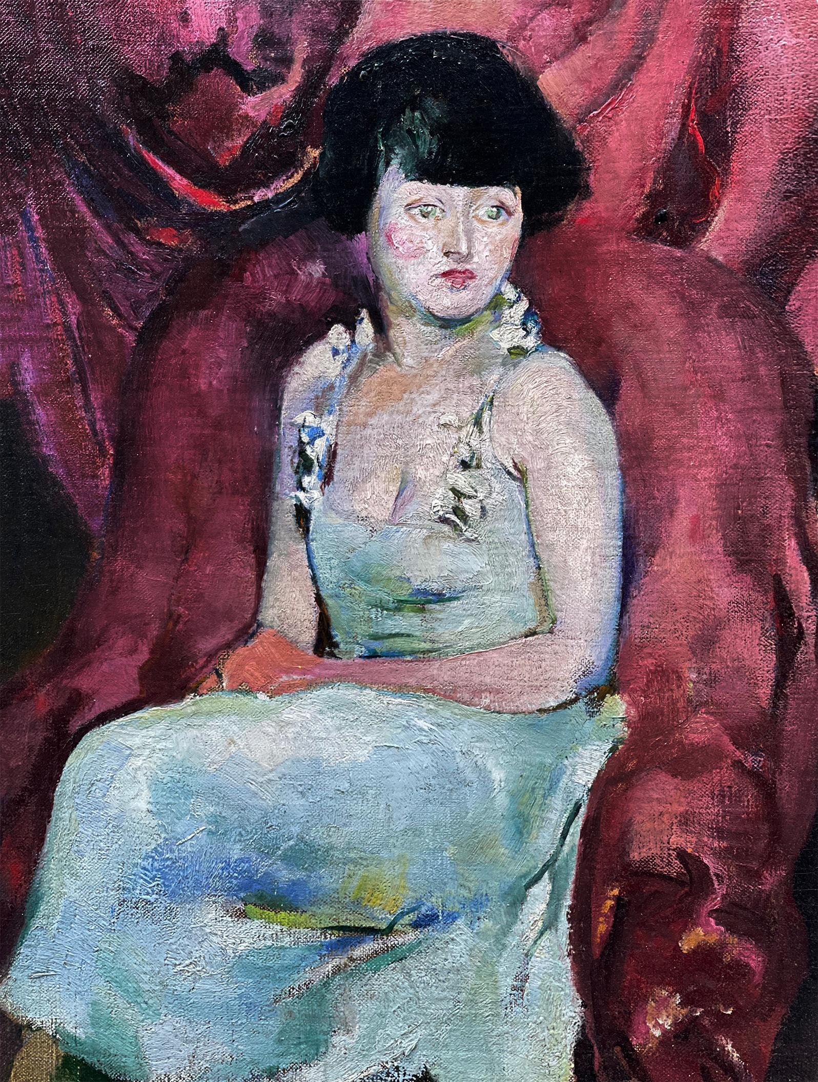 Ritratto di un'affascinante donna seduta su un drappeggio marrone in vendita 7