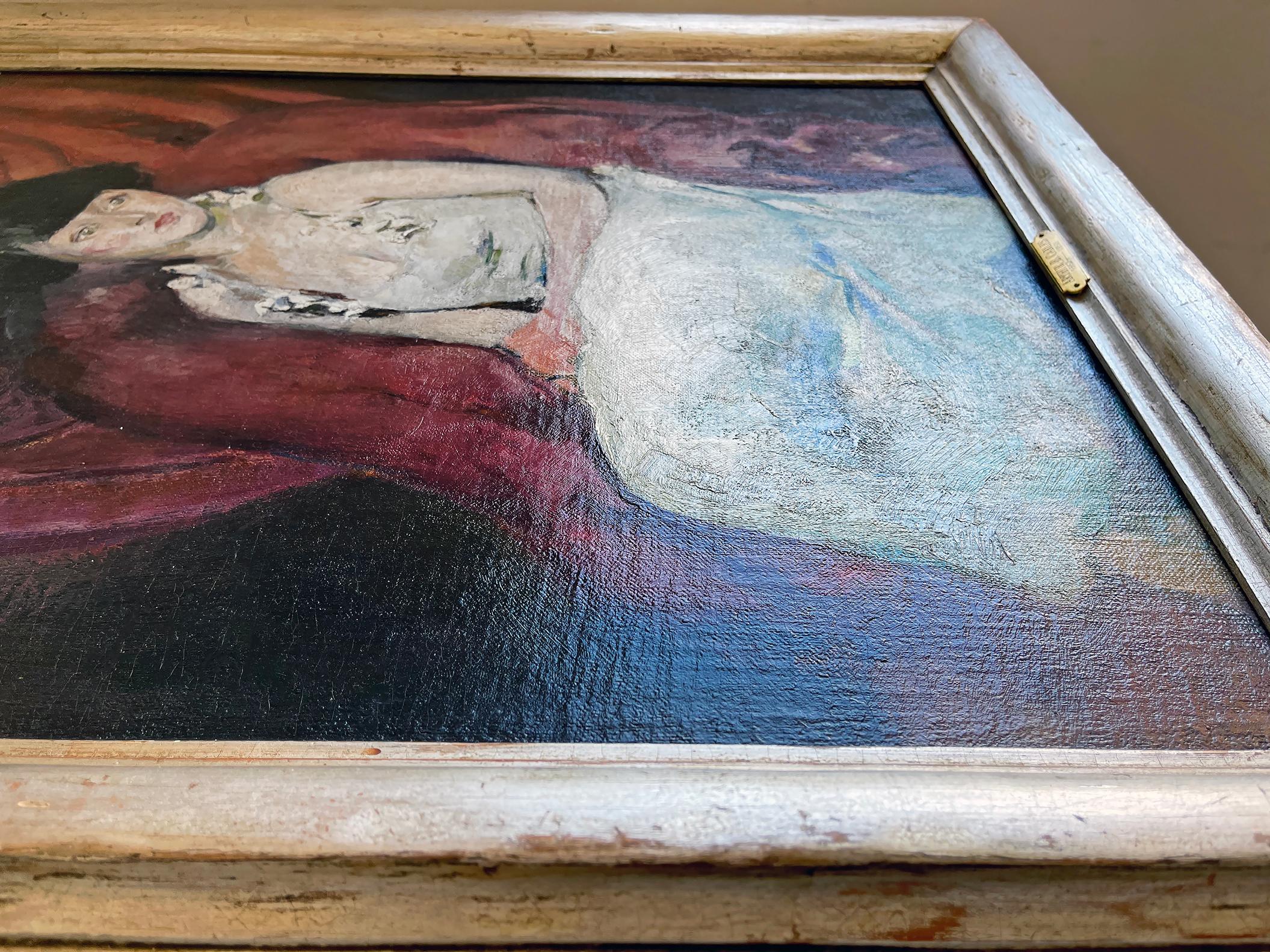 Ritratto di un'affascinante donna seduta su un drappeggio marrone in vendita 9