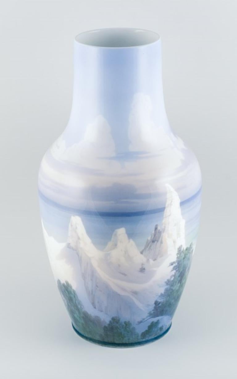 Arthur Boesen (1870-1949) pour Royal Copenhagen.
Vase colossal unique en porcelaine.
Peint à la main avec un motif de Møns Klint.
Environ 1930.
Marqué.
Première qualité d'usine.
Parfait état.
Dimensions : H 60,0 x P 32,0 cm : H 60.0 x D 32.0 cm.