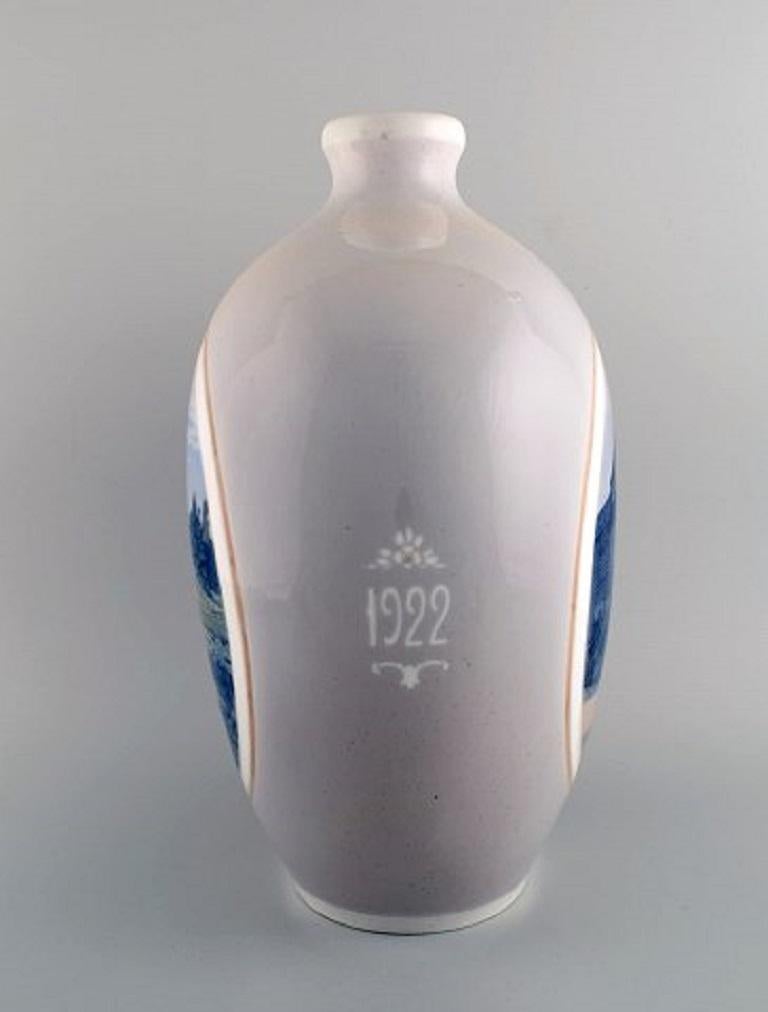 Dipinto a mano Arthur Boesen per Royal Copenhagen, Grande vaso unico in porcellana dipinta a mano in vendita