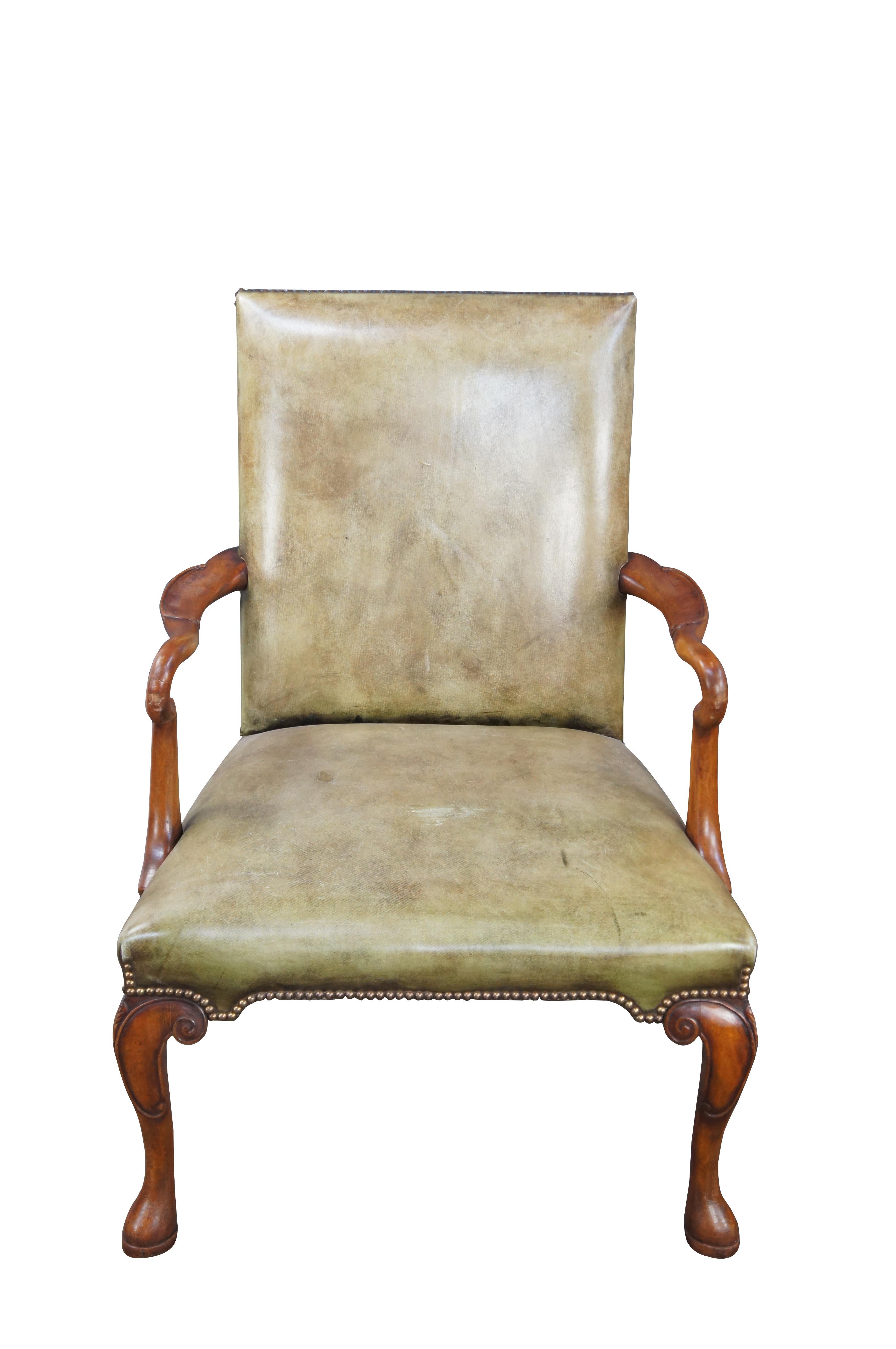 Ein stattlicher Sessel im georgianischen Stil von Arthur Brett, England, ca. Ende des 20. Jahrhunderts. Mit einem Mahagoni-Rahmen mit konturierten Schwanenhals-Armlehnen, einem mit grünem Leder gepolsterten Sitz mit Messingnägeln und