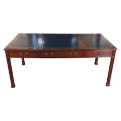 Arthur Brett English Traditional Mahogany Tooled Leather Top Executive Desk 72" (bureau de direction traditionnel en acajou avec dessus en cuir tolé)