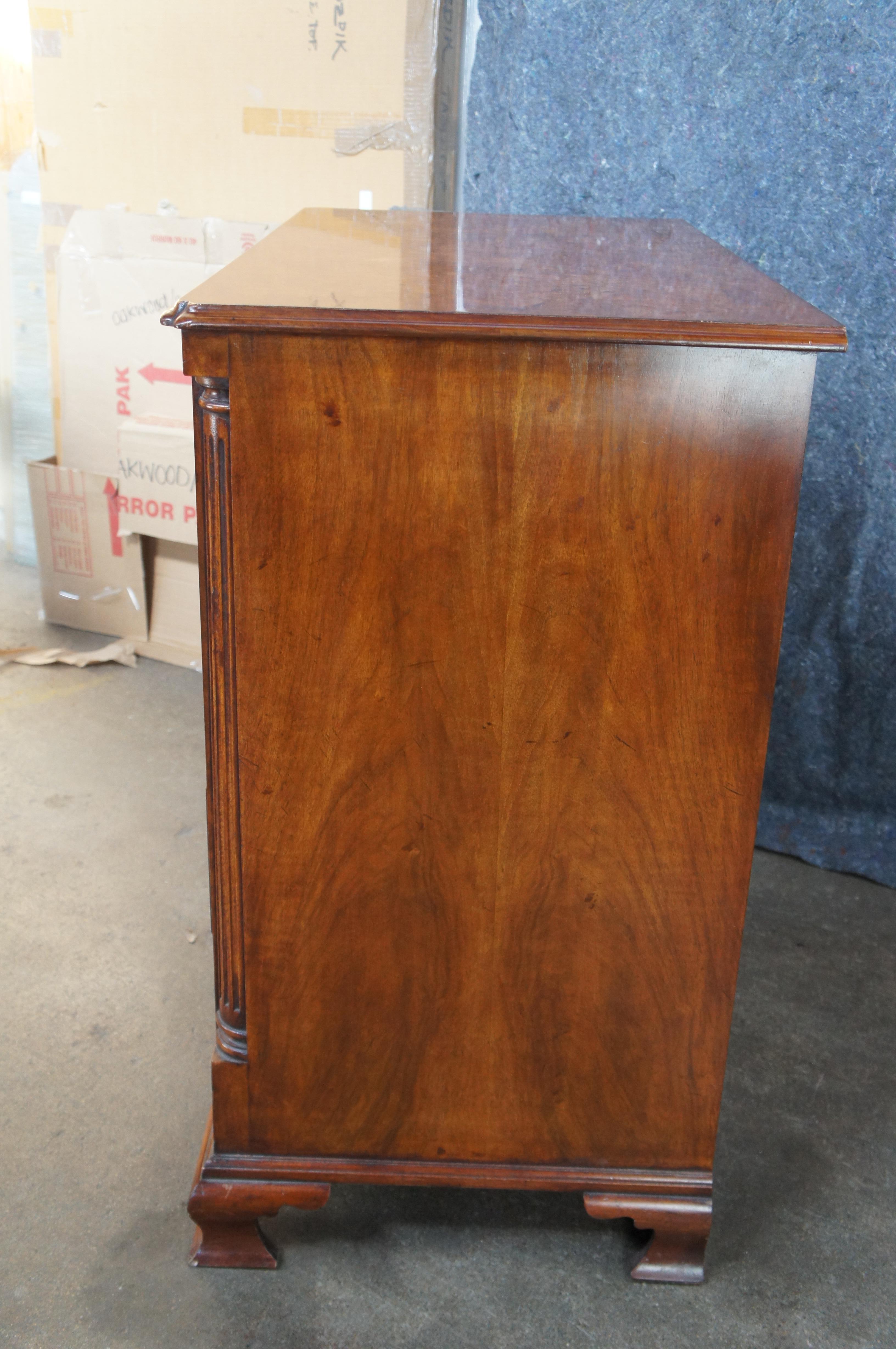 Arthur Brett & Sons English Georgian III Mahogany Burl Bachelors Chest Dresser en vente 5