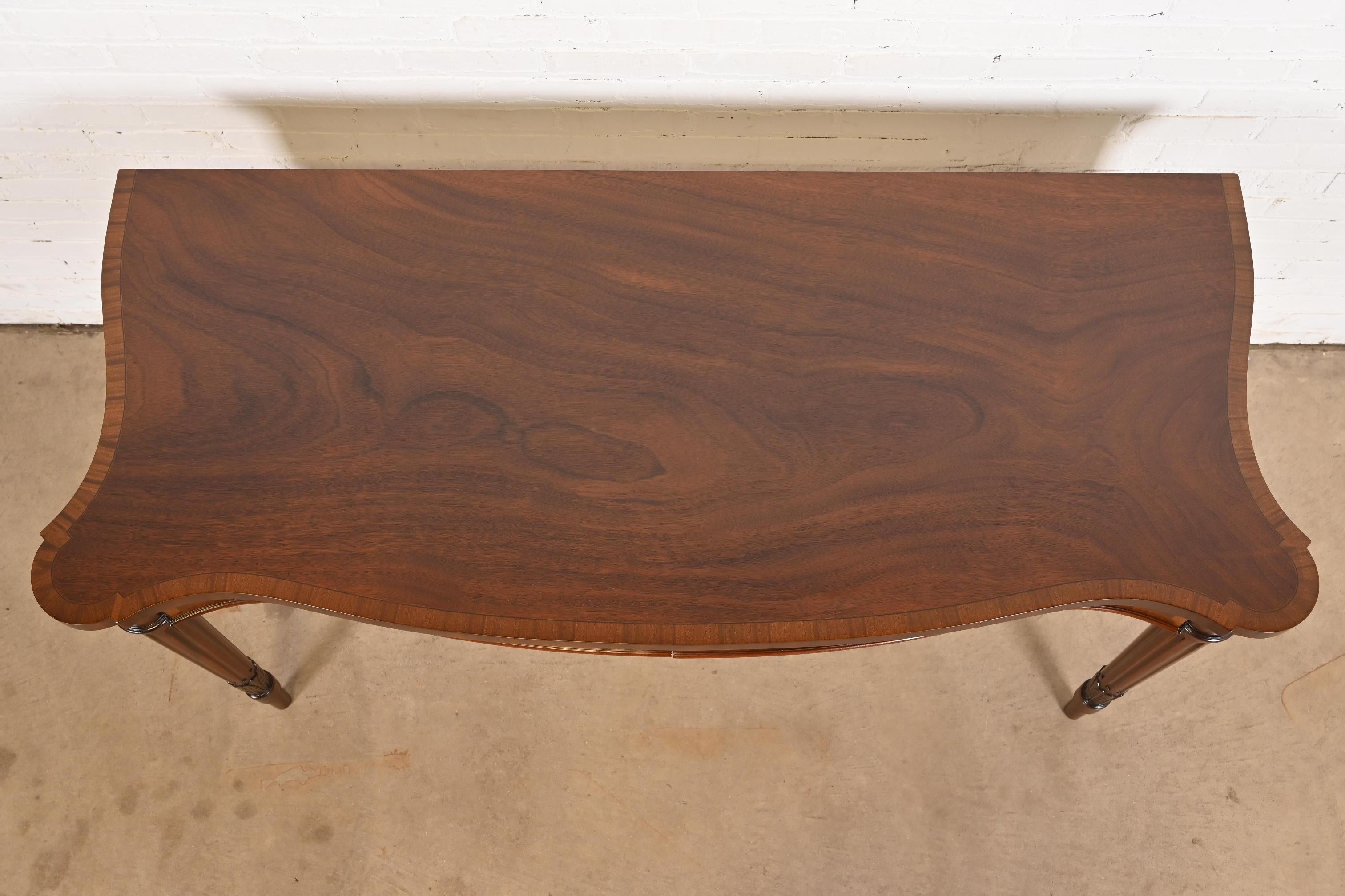 Brett & Sons - credenza inglese Regency Luigi XVI in mogano a serpentina in vendita 4