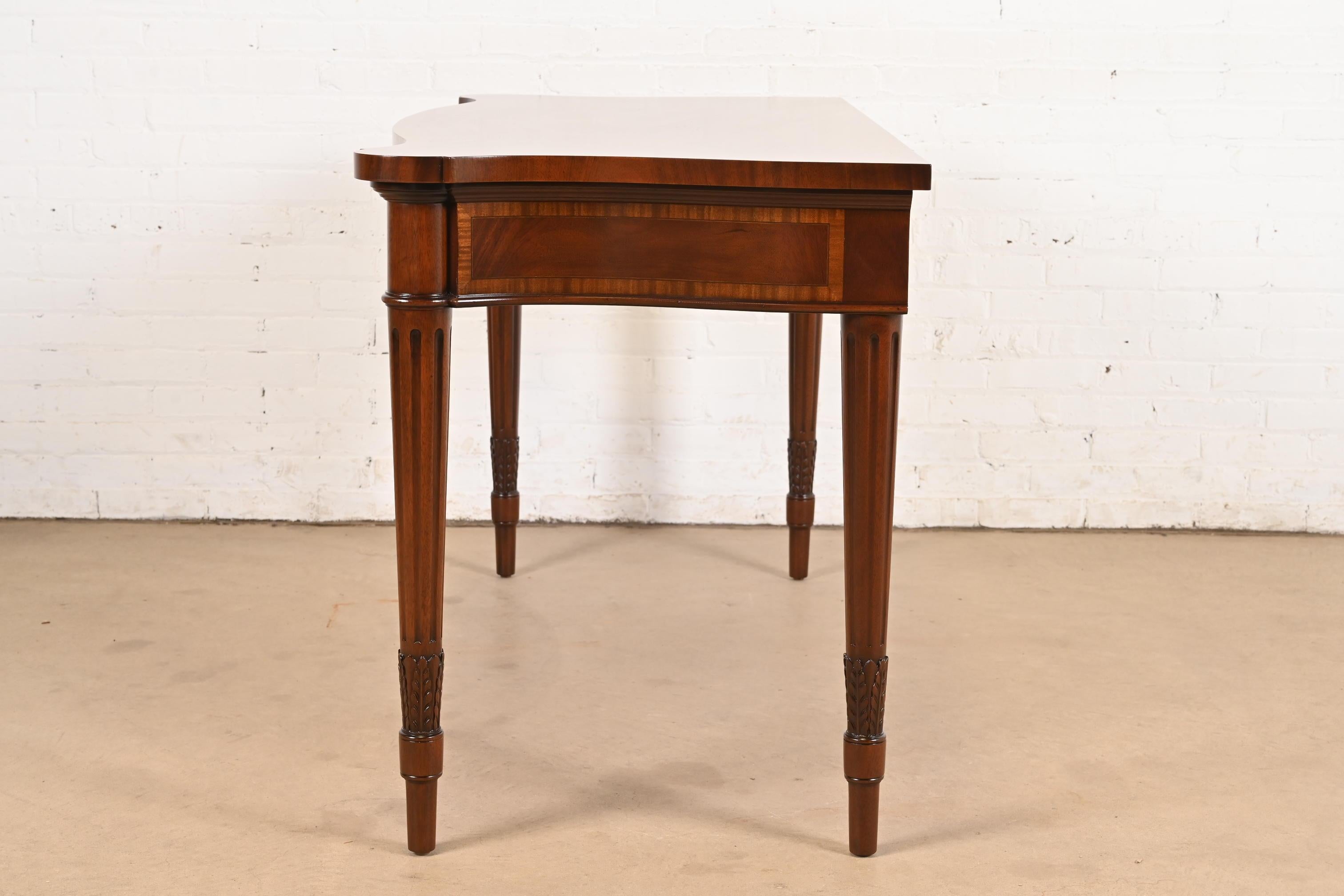 Brett & Sons - credenza inglese Regency Luigi XVI in mogano a serpentina in vendita 5