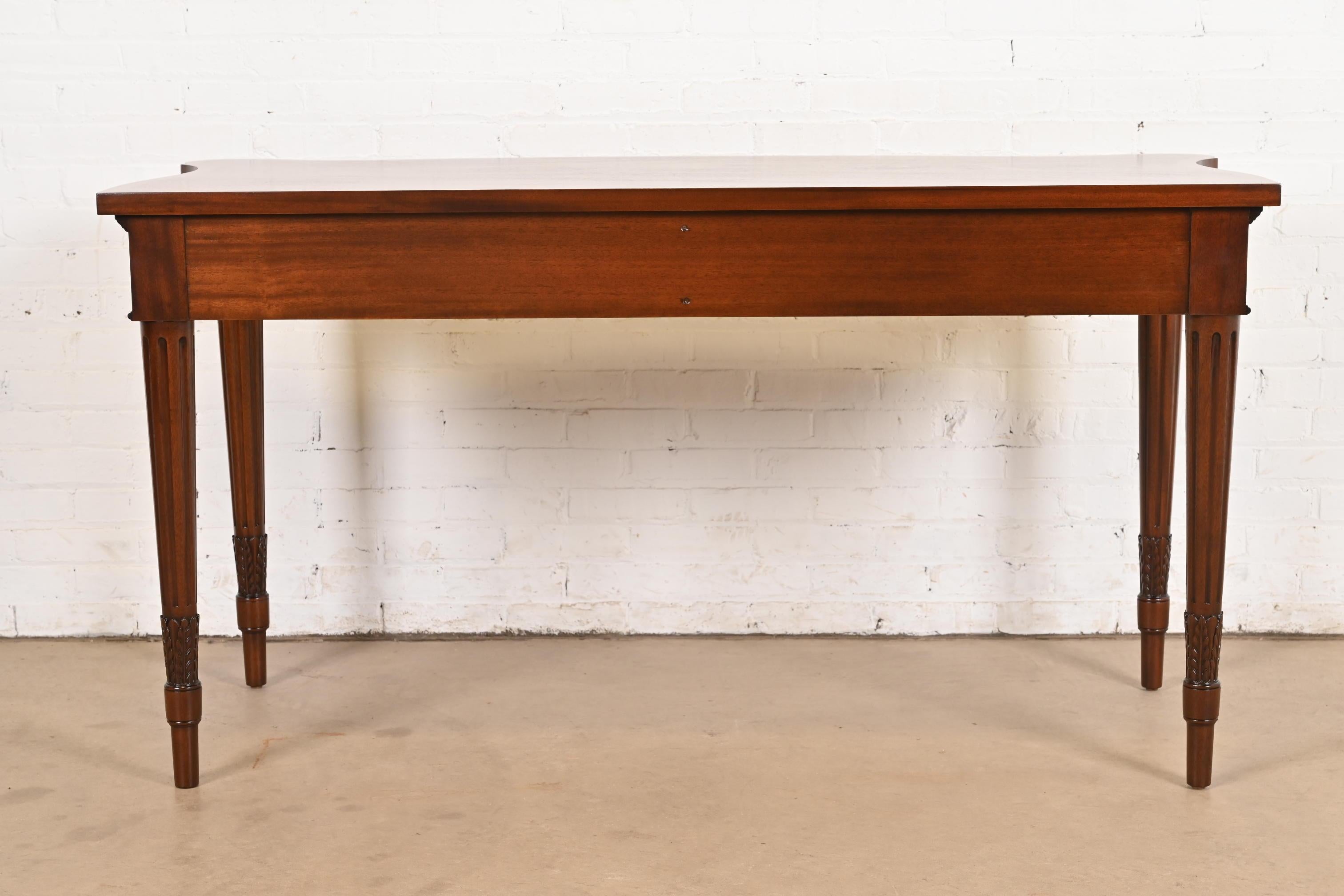 Brett & Sons - credenza inglese Regency Luigi XVI in mogano a serpentina in vendita 6