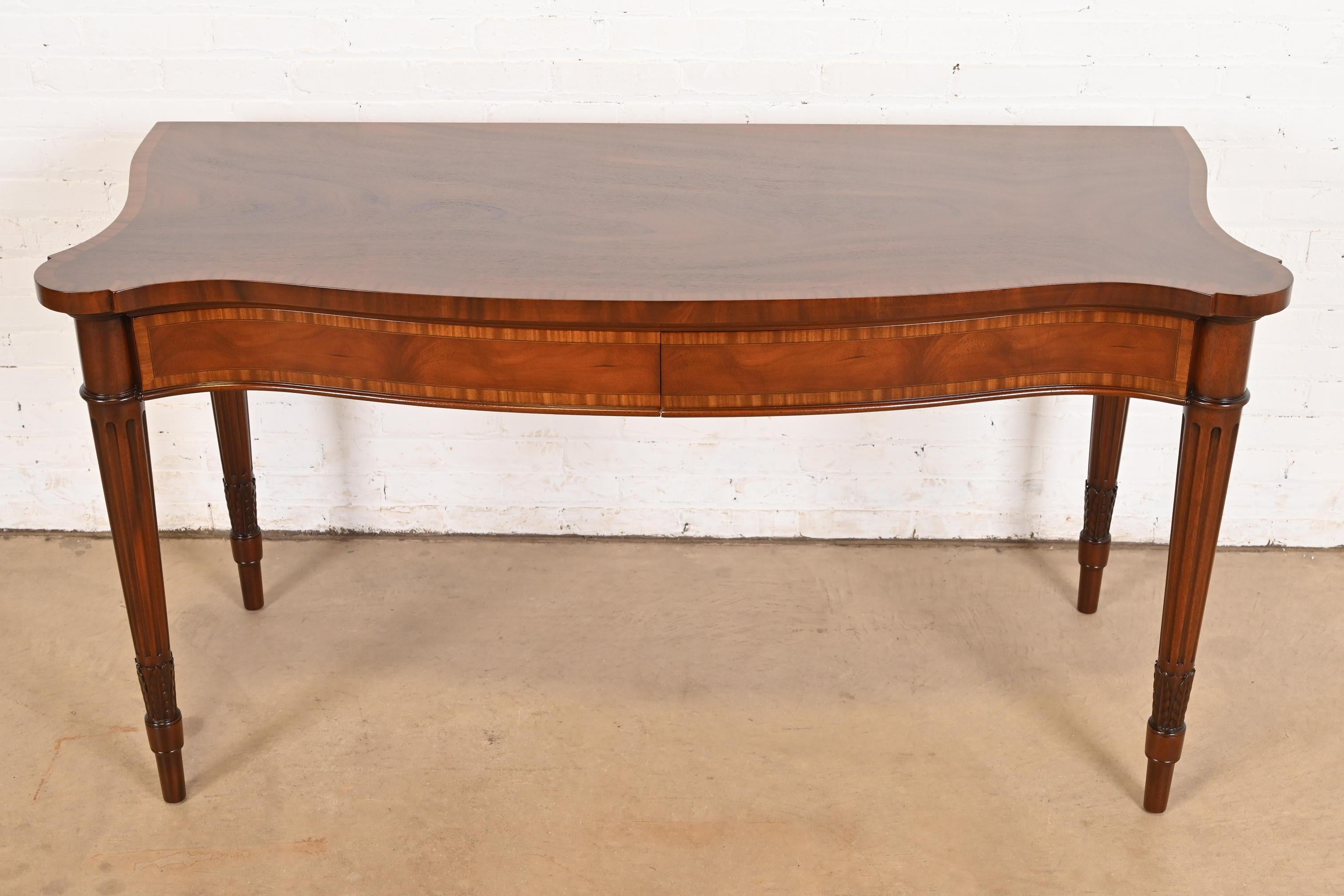 Inglese Brett & Sons - credenza inglese Regency Luigi XVI in mogano a serpentina in vendita