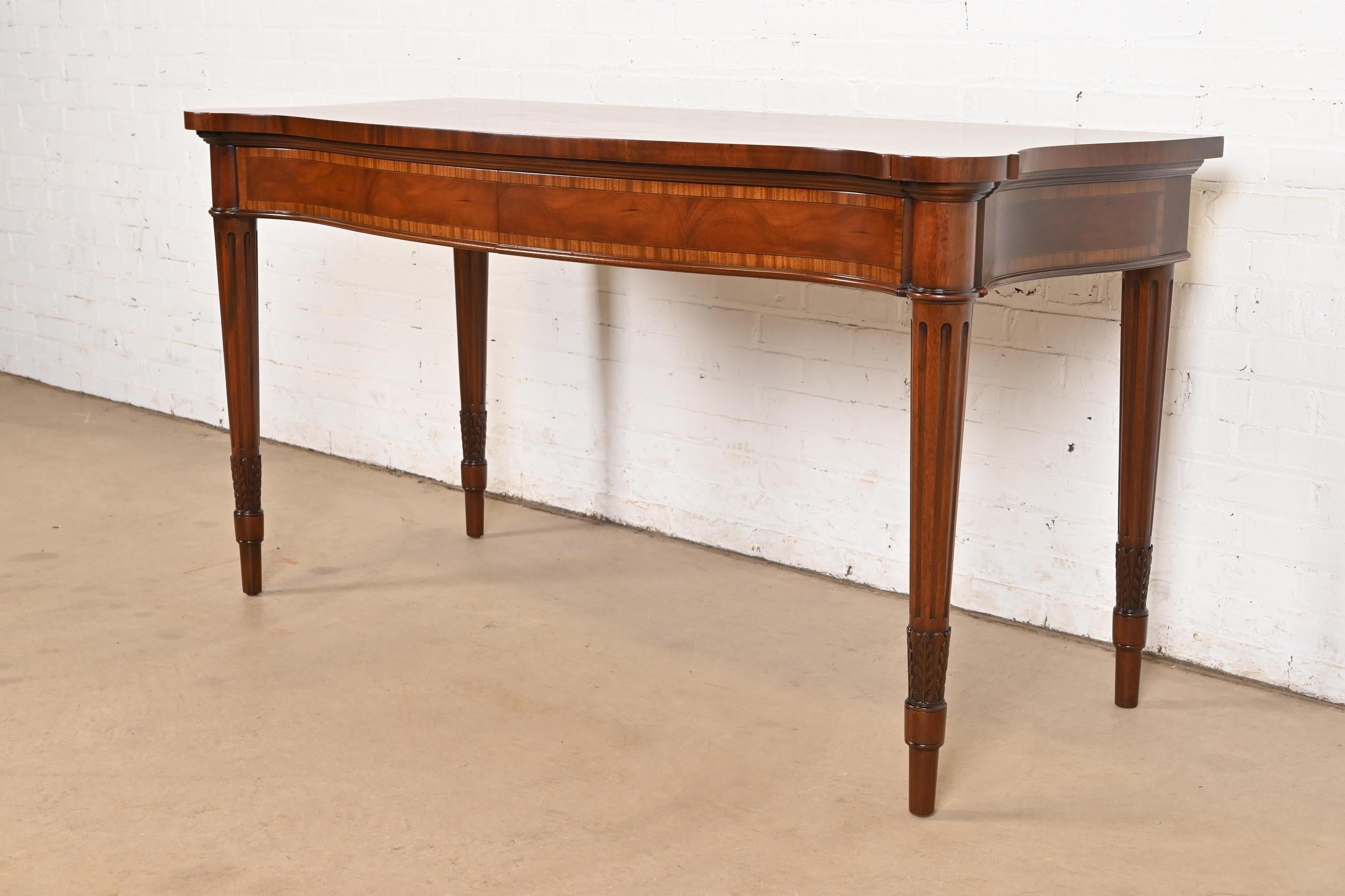 Fine XX secolo Brett & Sons - credenza inglese Regency Luigi XVI in mogano a serpentina in vendita