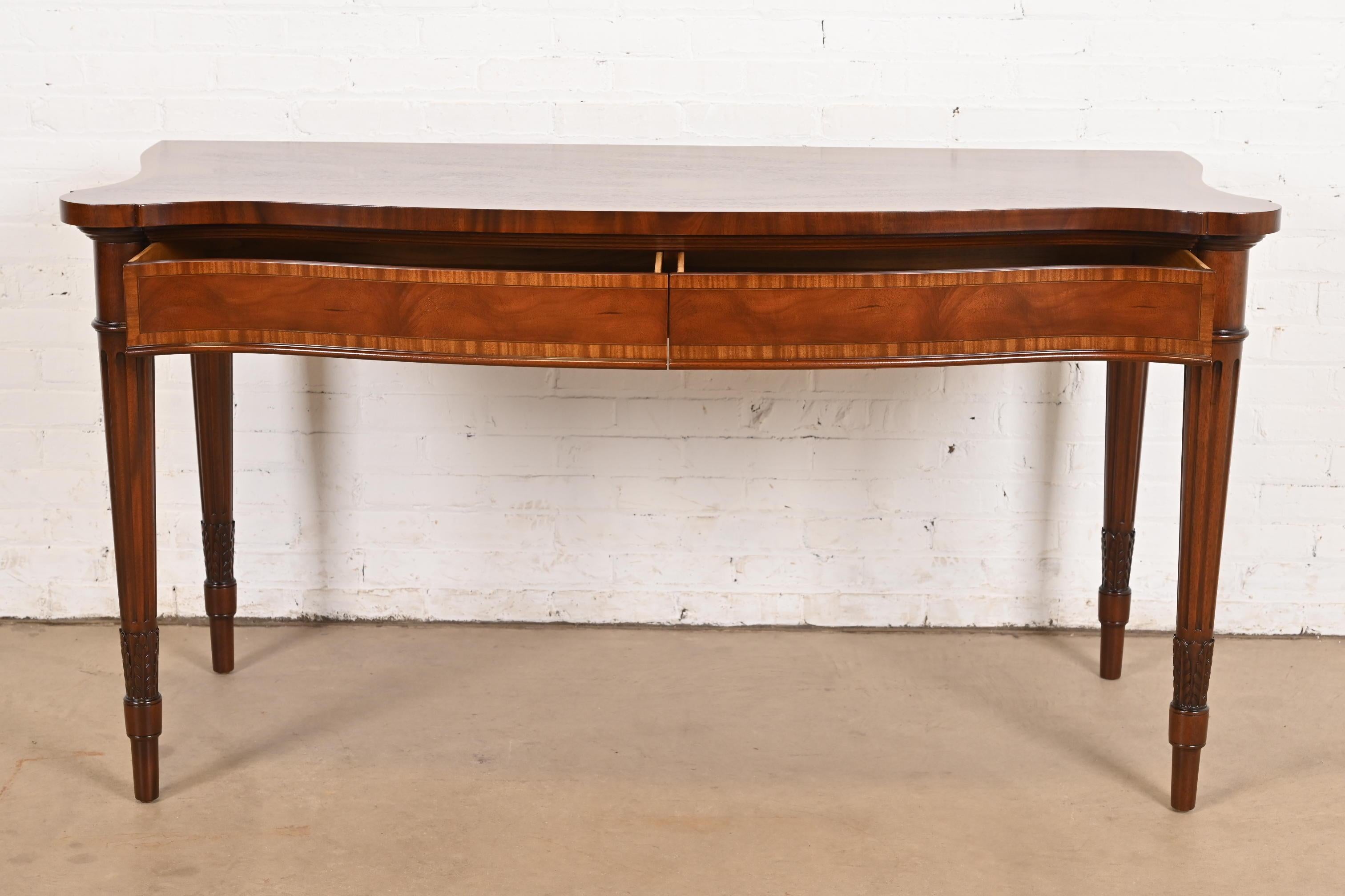 Mogano Brett & Sons - credenza inglese Regency Luigi XVI in mogano a serpentina in vendita