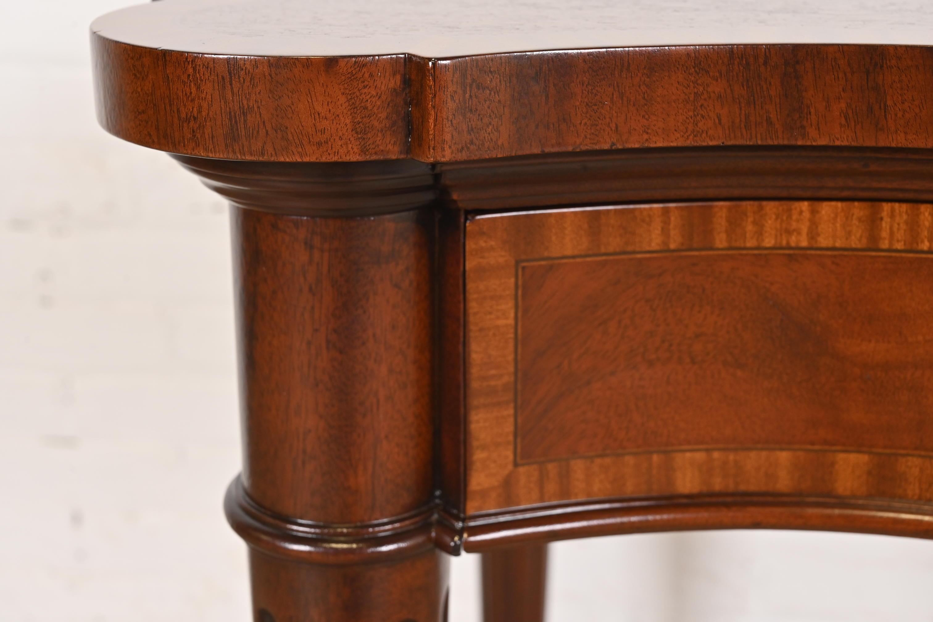 Brett & Sons - credenza inglese Regency Luigi XVI in mogano a serpentina in vendita 2