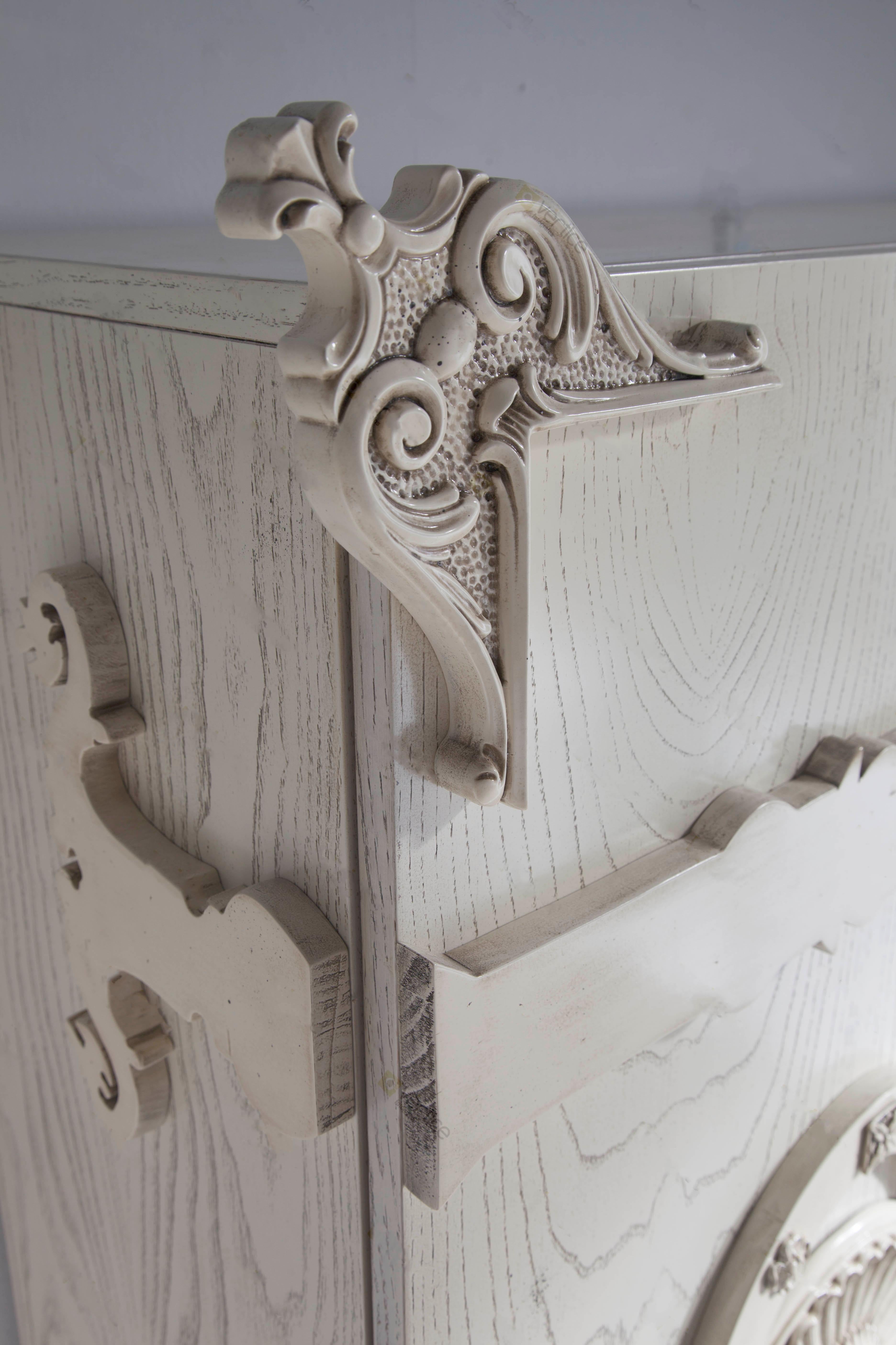 Arthur Kabinett von Lola Glamour (Holz) im Angebot
