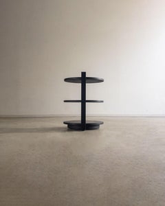 Mesita auxiliar redonda «Madrid» de Arthur Casas, de madera pintada de negro, Brasil, década de los 90