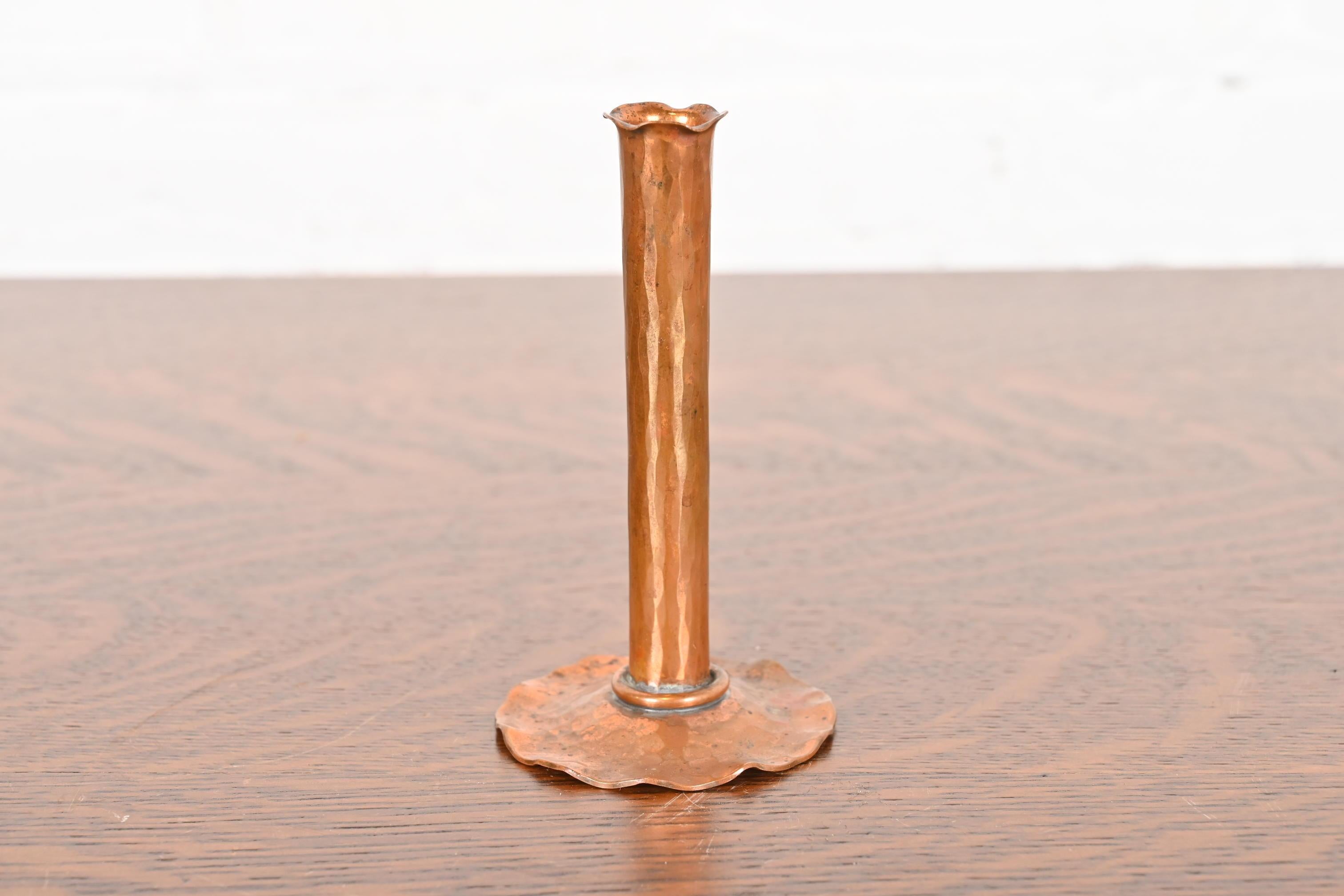 Precioso jarrón para capullos de cobre martillado a mano de la época Arts & Crafts

Por Arthur Cole para The Avon Coppersmith

EE.UU., años 30

Medidas: 3