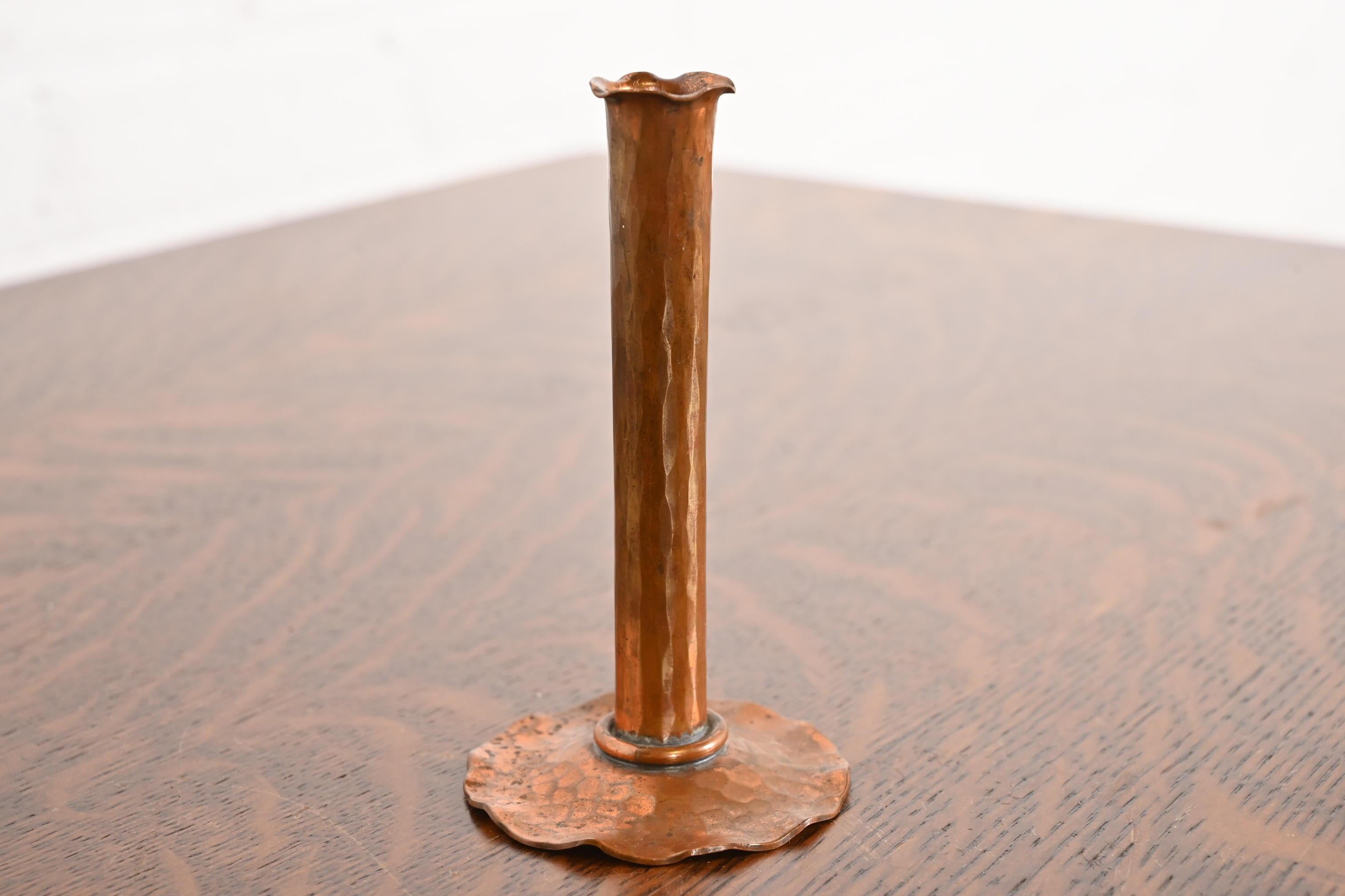 Arthur Cole para Avon Coppersmith Jarrón para capullos de cobre martillado Arts & Crafts, años 30 Estadounidense en venta
