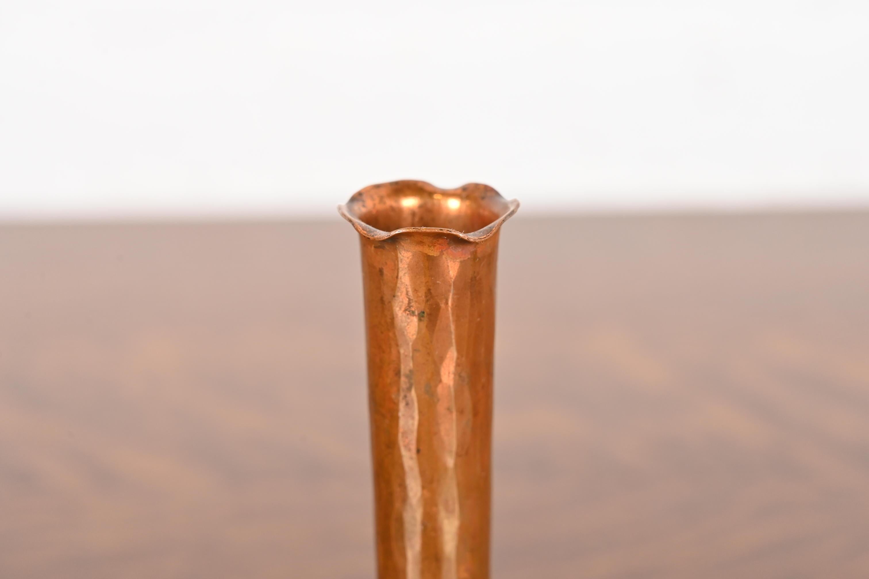 Arthur Cole para Avon Coppersmith Jarrón para capullos de cobre martillado Arts & Crafts, años 30 mediados del siglo XX en venta