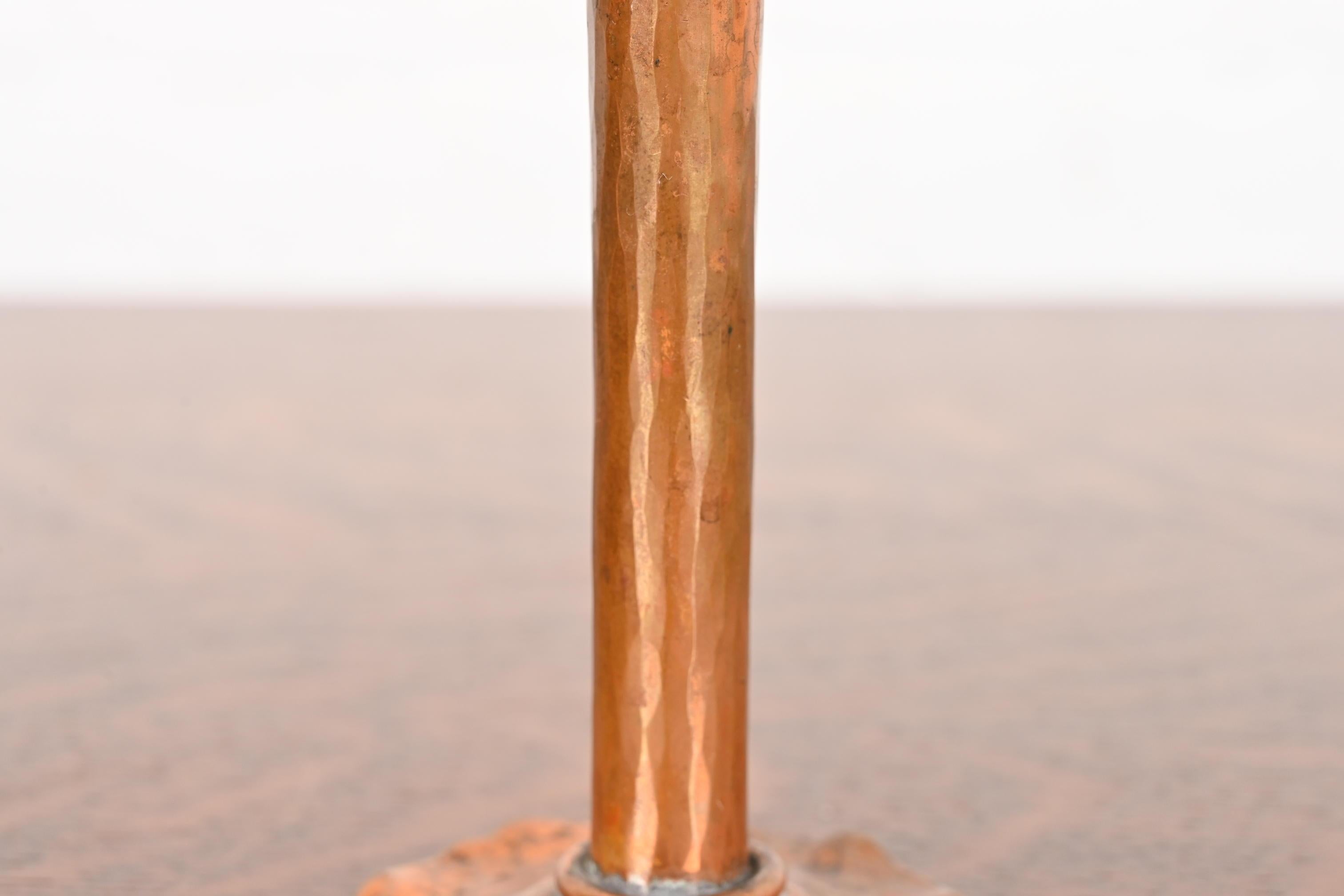 Arthur Cole para Avon Coppersmith Jarrón para capullos de cobre martillado Arts & Crafts, años 30 Cobre en venta
