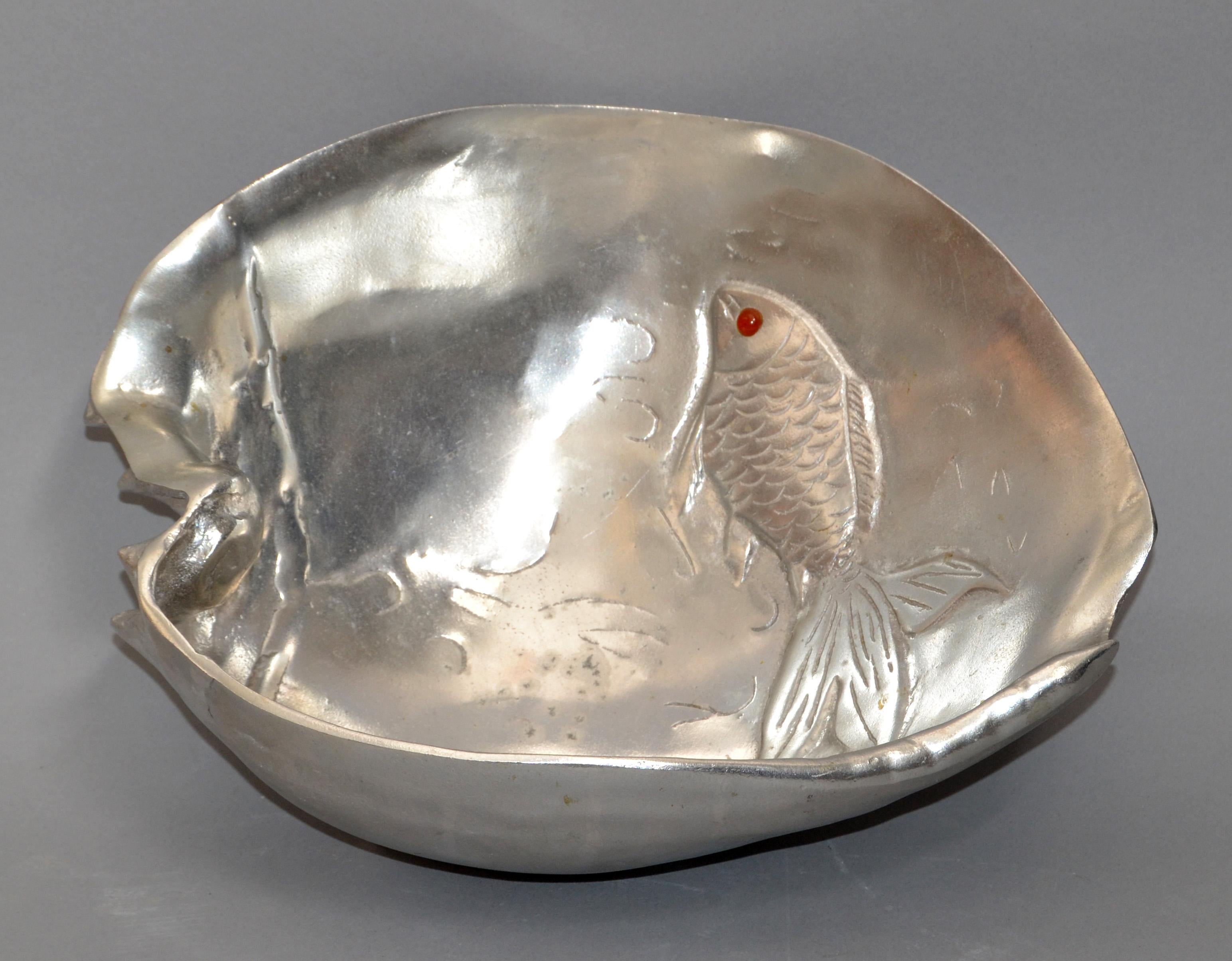 Arthur Court 1977 Nautical Aluminum Koi Fish Footed Shell Bowl Red Carnelian Eye In Good Condition For Sale In Miami, FL