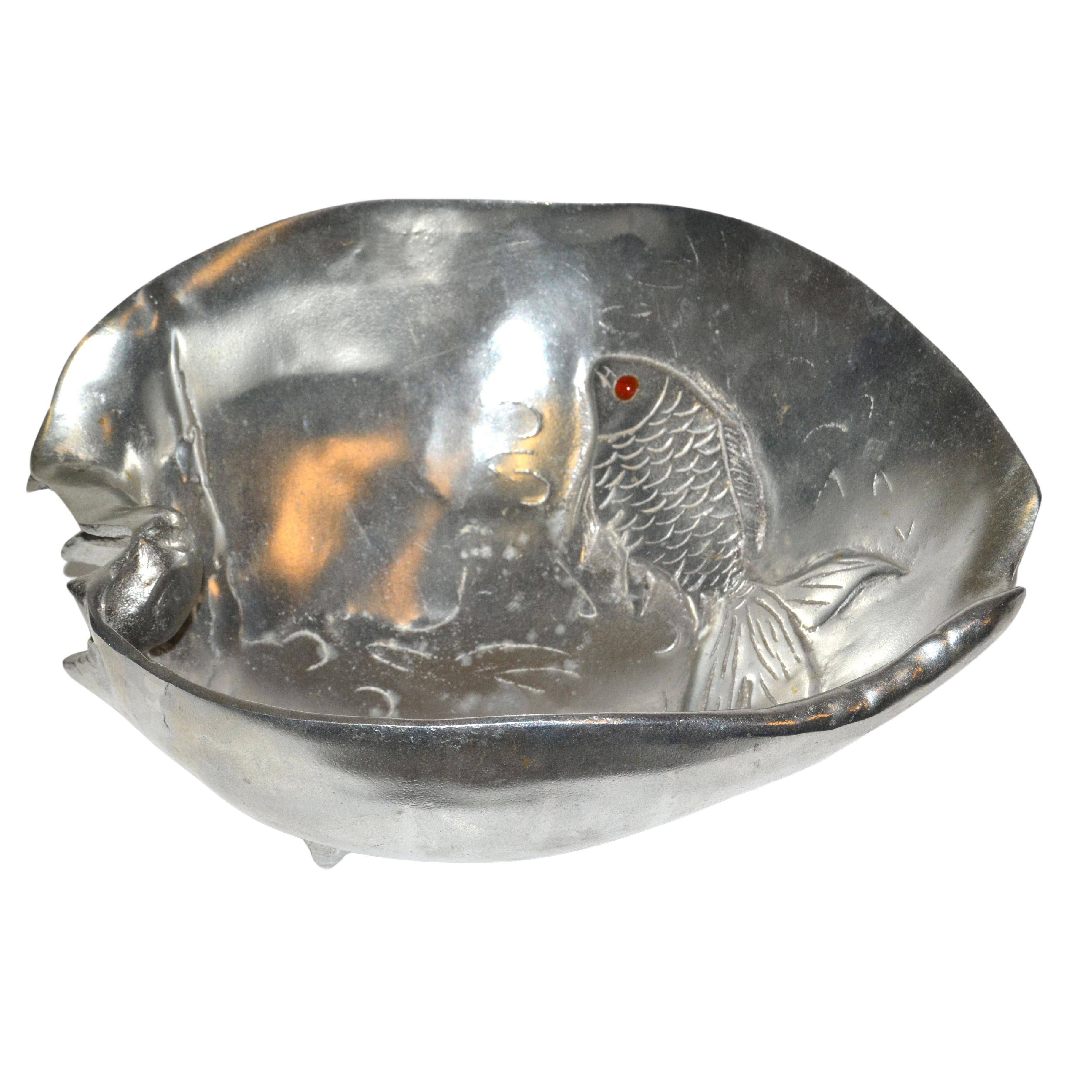 Arthur Court 1977 Nautische Aluminium-Schale mit Koi-Fischfuß und Muschelschale mit rotem Karneolauge