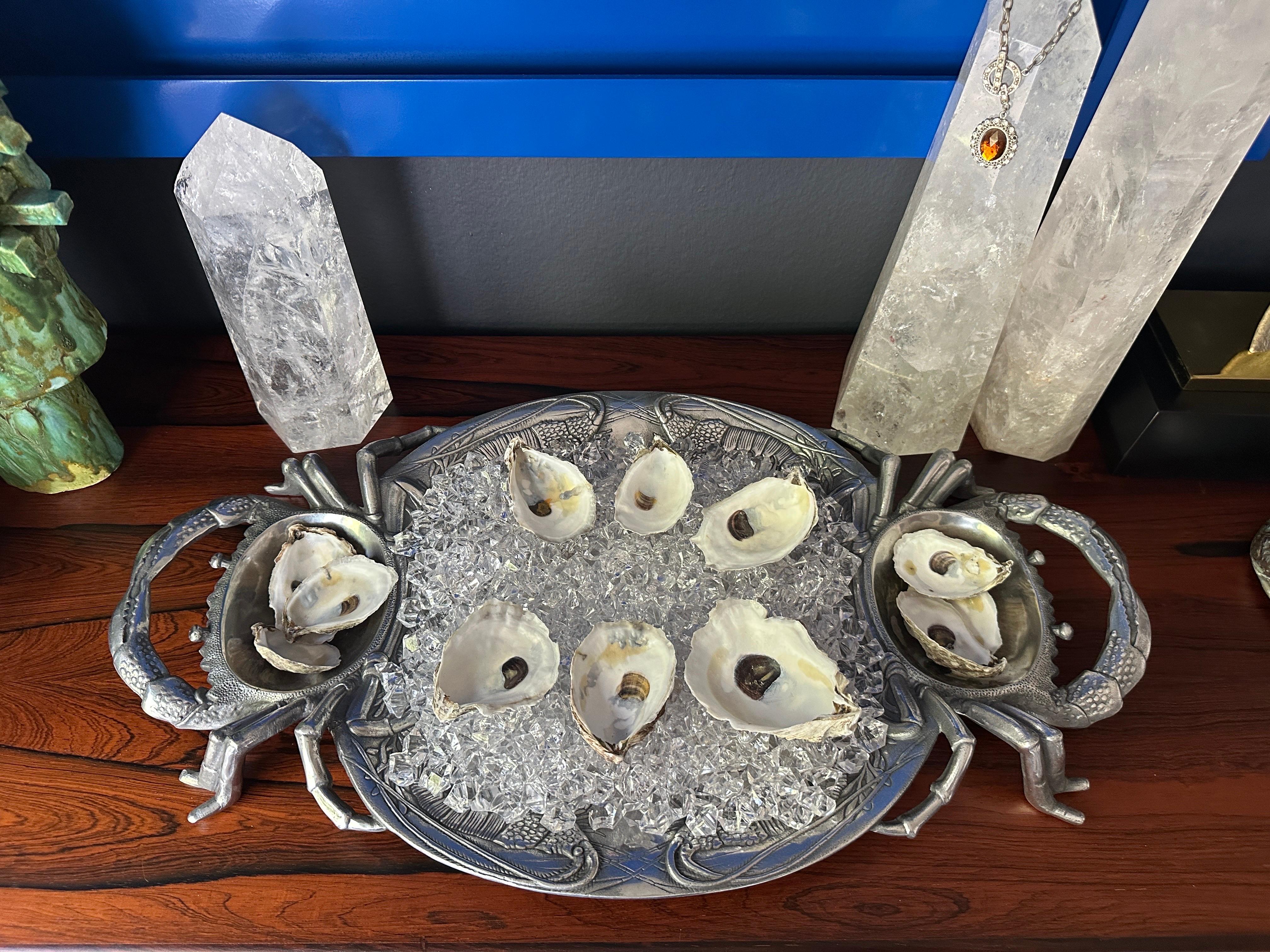 Bandeja de aluminio fundido Arthur Court para servir ostras de marisco con adornos de cangrejo y langosta.