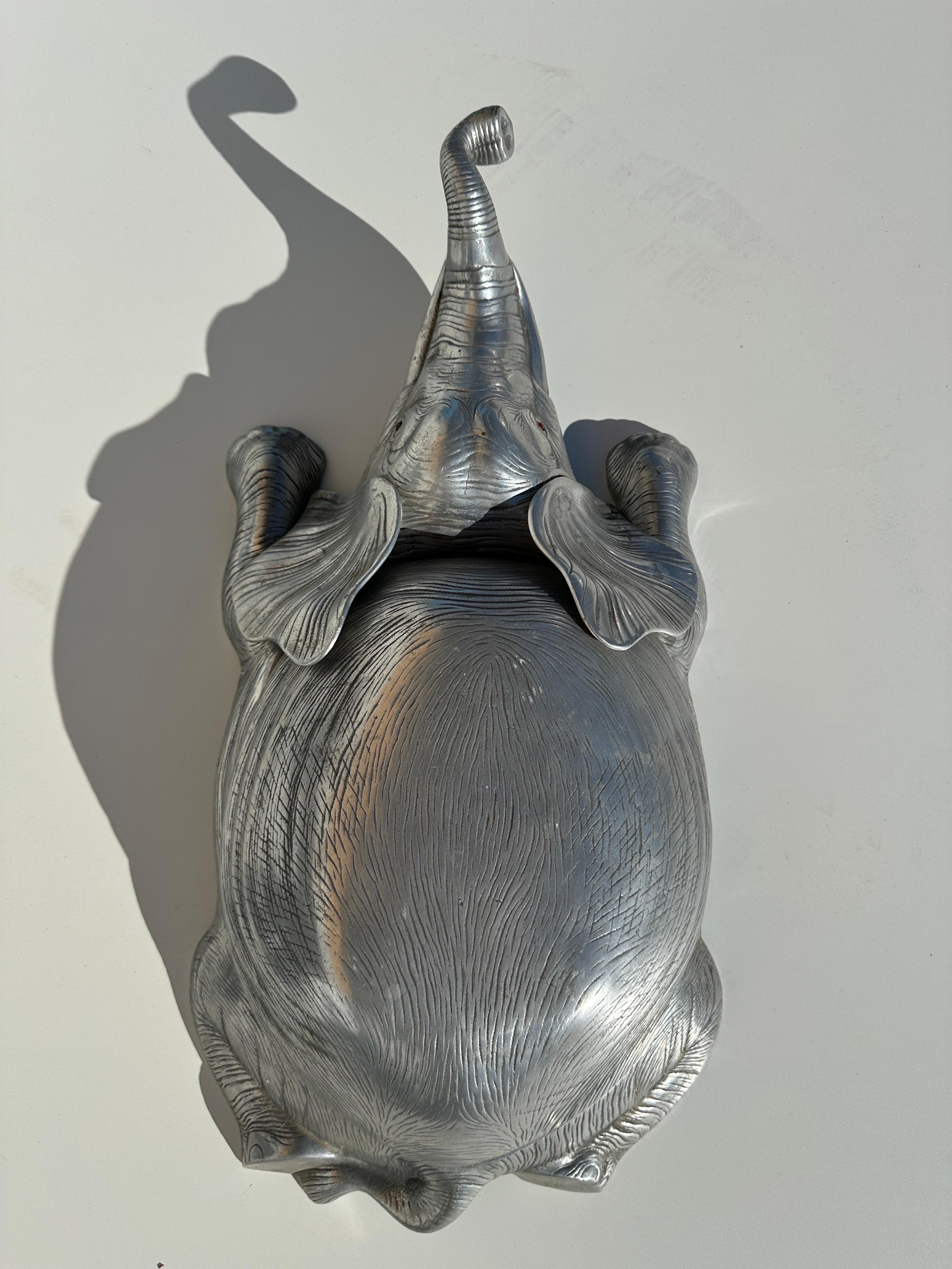 Bombonera de aluminio fundido con forma de elefante.
