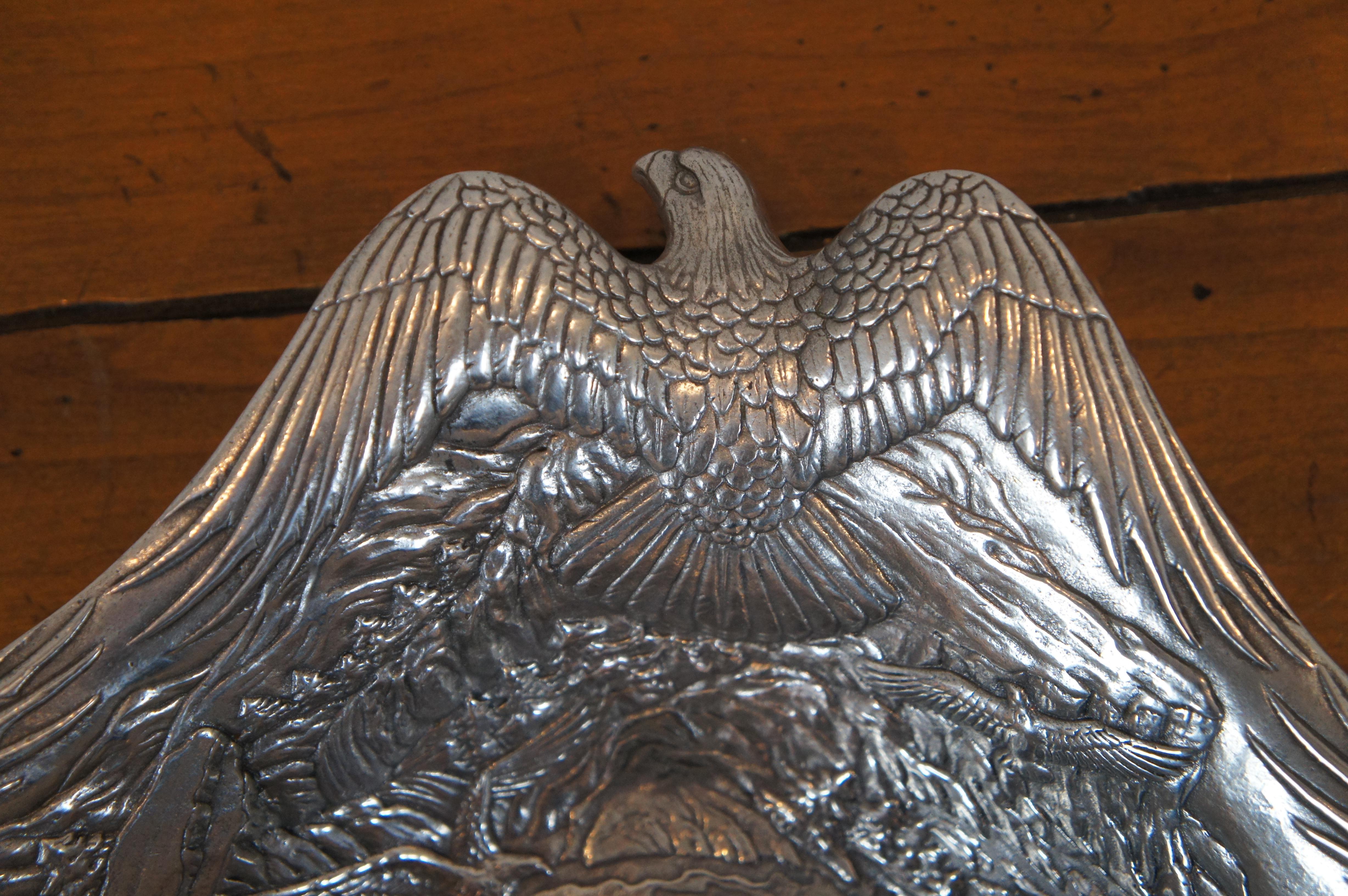 Aluminium Bol de service Arthur Court en aluminium représentant la chasse aux aigles de montagne 13 pouces en vente