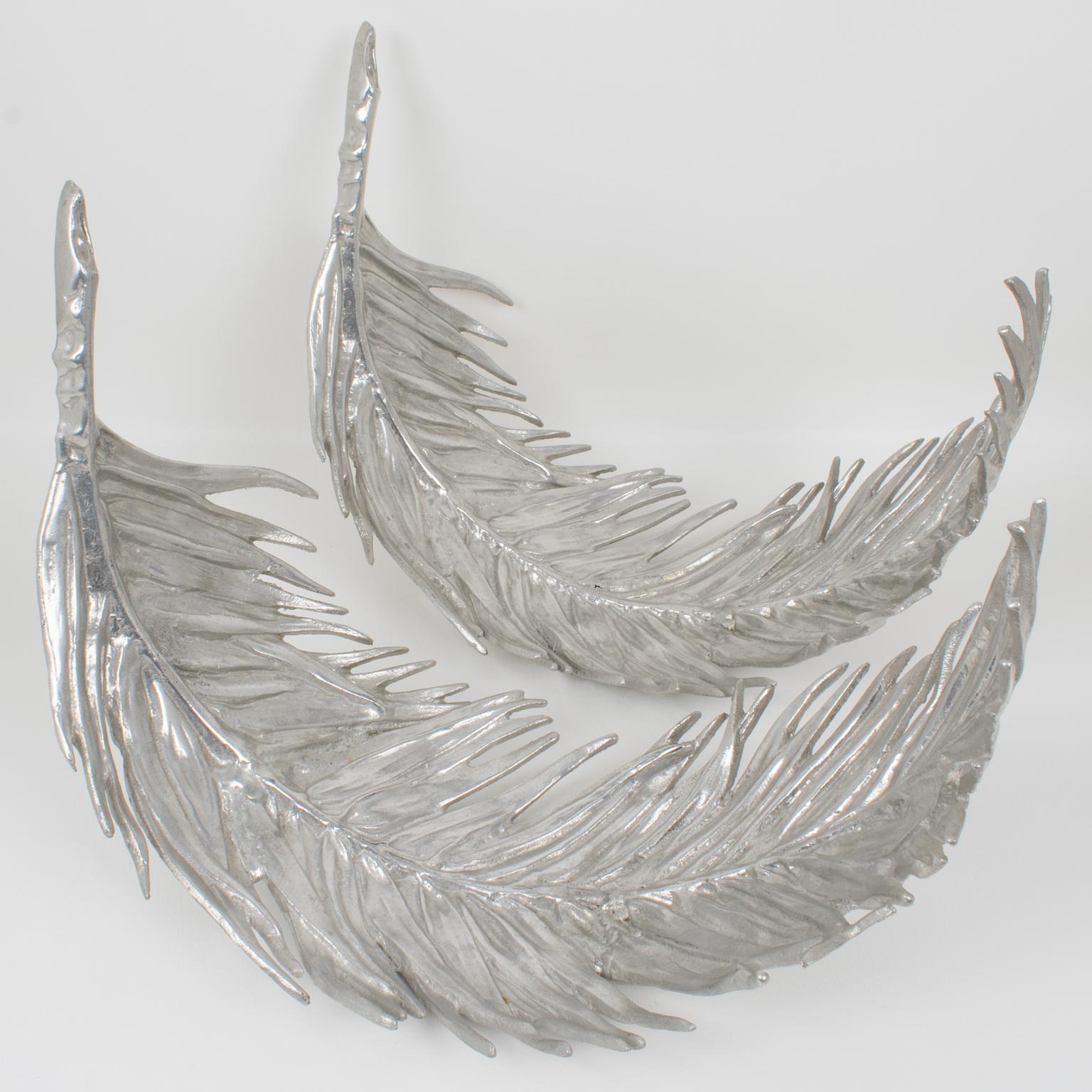 Diese herausragenden Palmwedel aus Aluminium sind seltene Funde aus der Produktion von Arthur Court (1928-2015). Ein äußerst dekoratives Set aus zwei polierten Aluminiumguss-Tabletts mit Palmenblättern. Diese Stücke sind überdimensioniert und