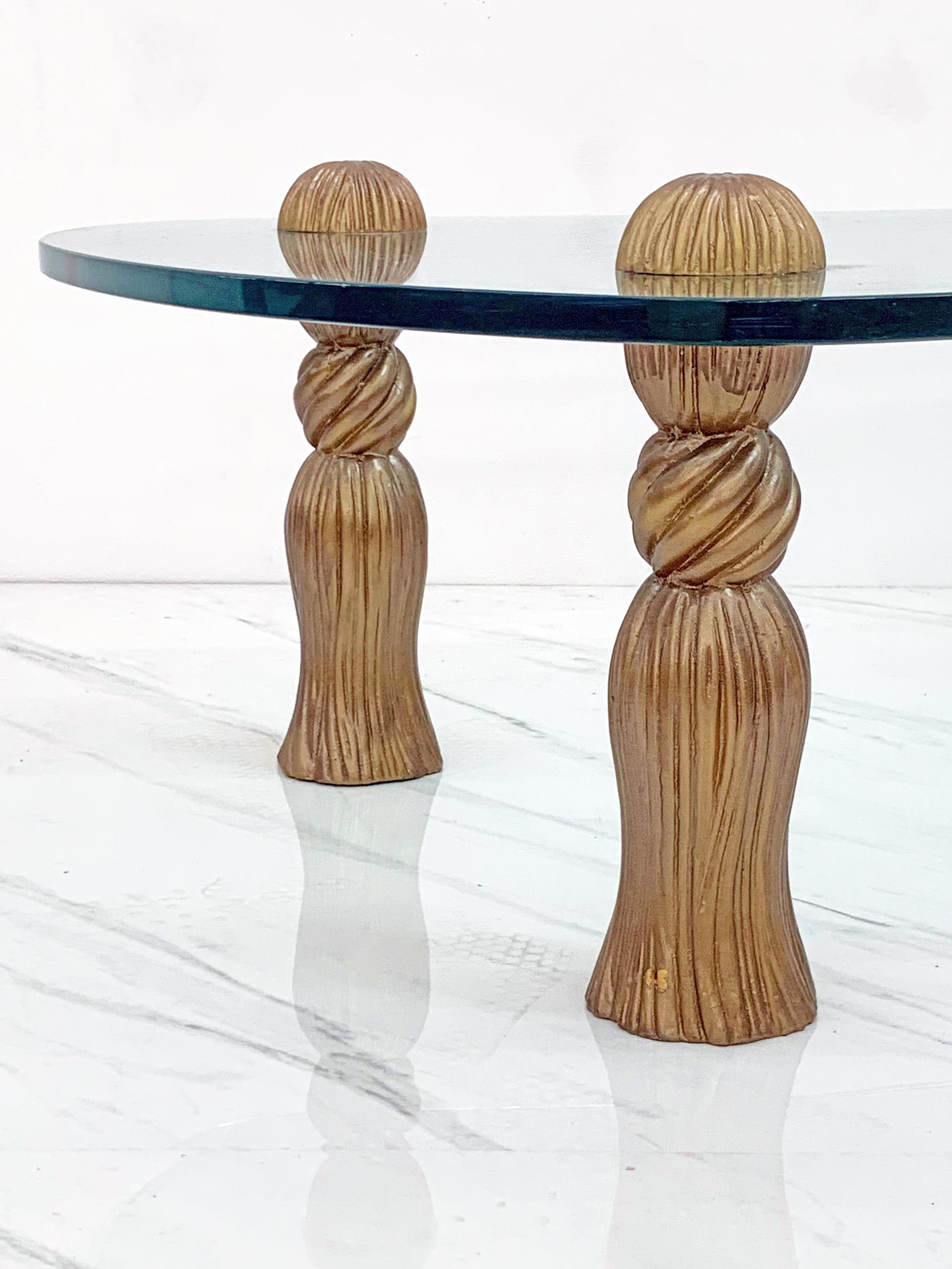 Cette table basse à pampilles conçue par Arthur Court dans les années 1960 est un peu moderne, un peu régence, et tout à fait magnifique ! La table présente un superbe design biomorphique incurvé avec 3 glands dorés qui pénètrent dans le verre et