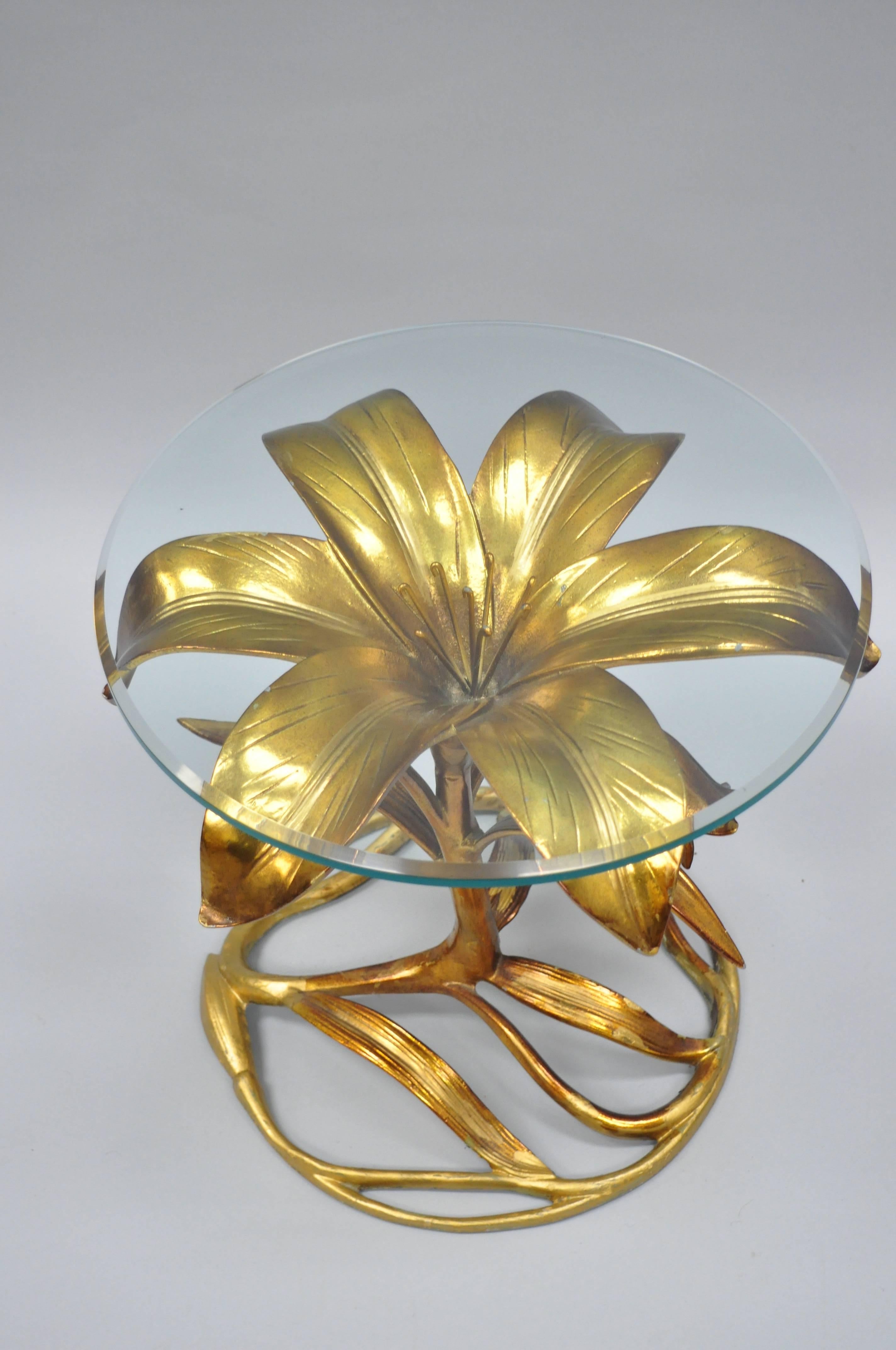 Aluminum Arthur Court Hollywood Regency Gold Lily Leaf Flower Round Glass Top Side Table