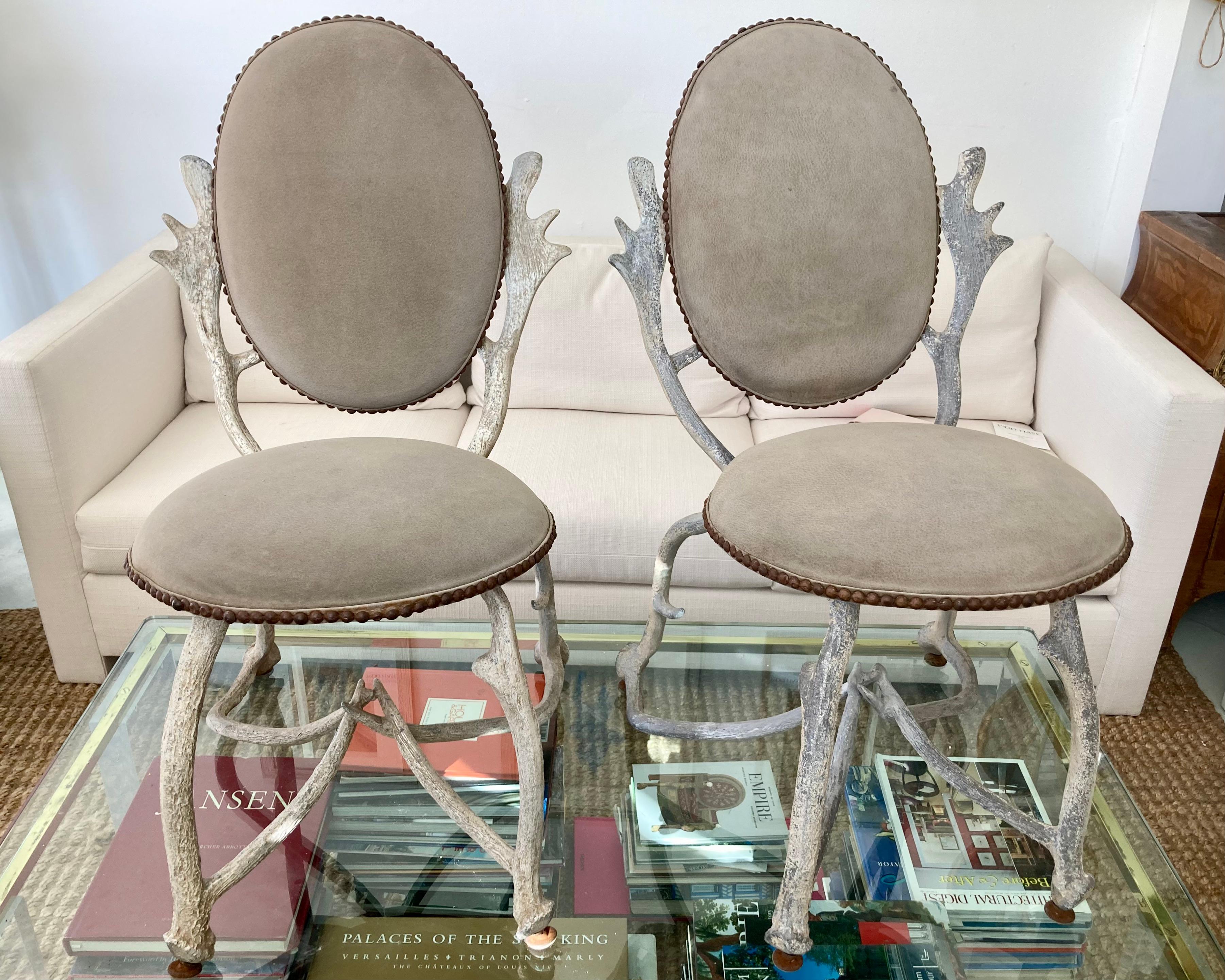 Magnifique paire de chaises en corne d'Arthur Court. Ces objets sont en fonte d'aluminium et ont une belle finition peinte à la main en blanc cassé naturel. Un magnifique daim gris en guise de revêtement. Quelques traces d'usure, mais qui ajoutent