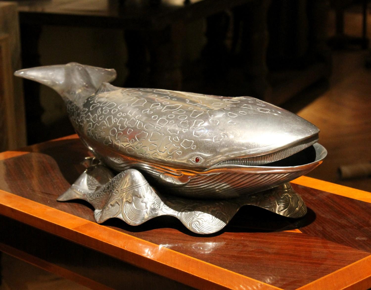 This large Mid-Century Modern (1979) cast aluminum Arthur Court Whale fish serving tray, ice bucket, or vine cooler will be the conversation piece at your next dinner party! Carefully crafted - casted and embossed in silvered metal- and incredible