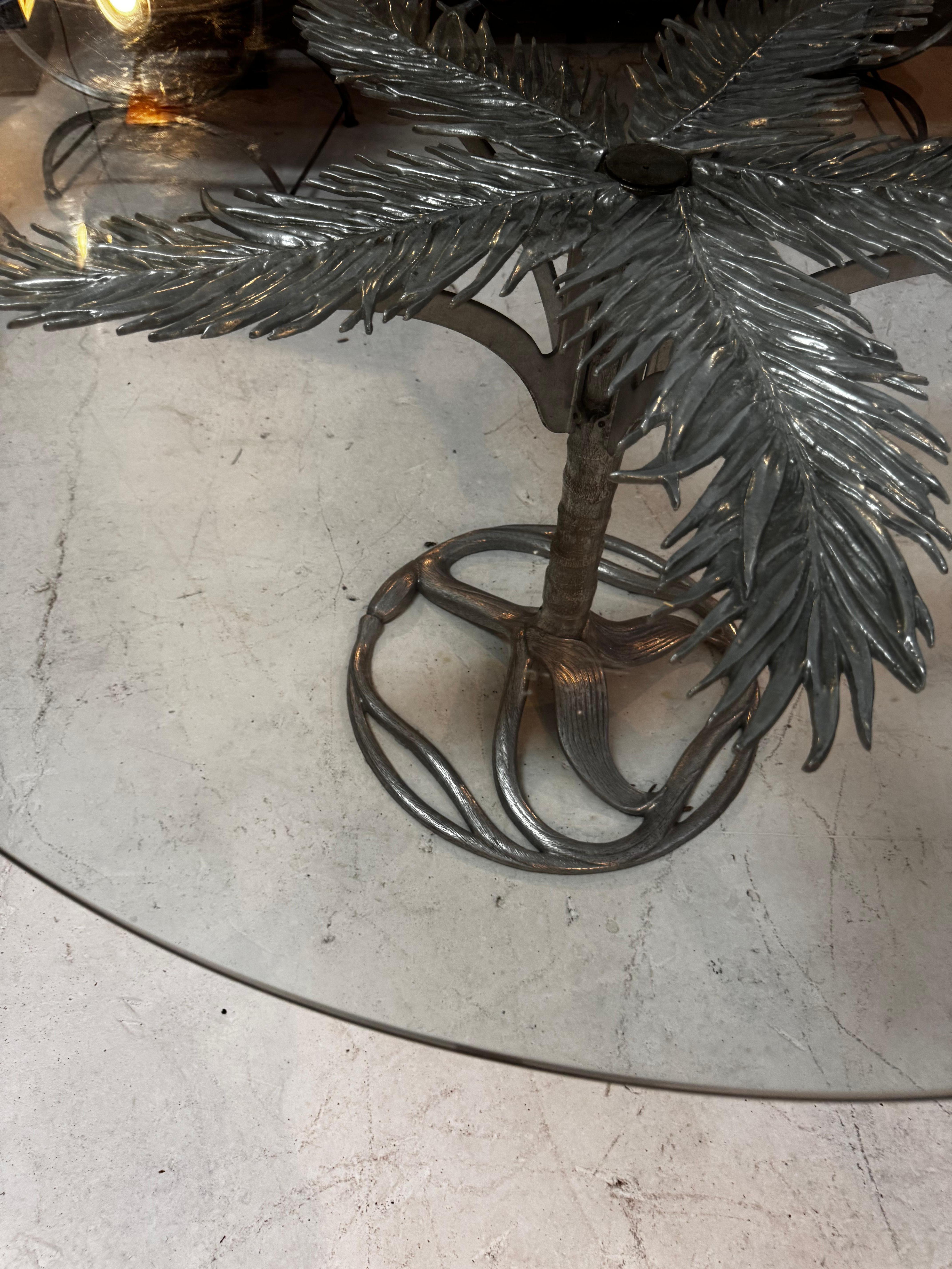 Cette rare table de salle à manger Arthur Court, fabriquée en 1982, est un exemple stupéfiant du mélange d'art et de fonctionnalité caractéristique du designer. Entièrement fabriquée en aluminium, la table présente une base complexe sculptée pour